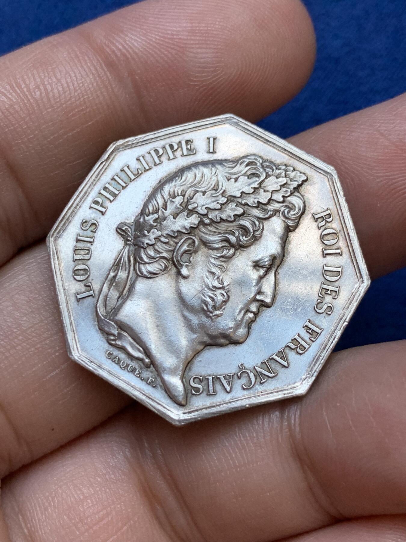 《竞宝斋》第291场- 周日，周一，周二 3场连拍 （全场包邮） 法国菲利普一世头像桑利斯储蓄银行八角银质代币，12.85g，30.8mm，船首边铭