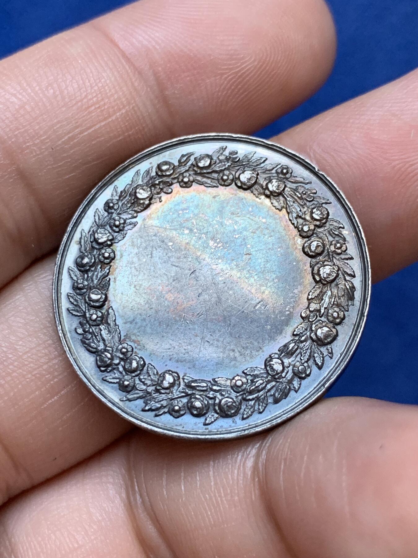 《竞宝斋》第291场- 周日，周一，周二 3场连拍 （全场包邮） 法国婚姻纪念圆型银代币 手指铭 30mm 11.9g