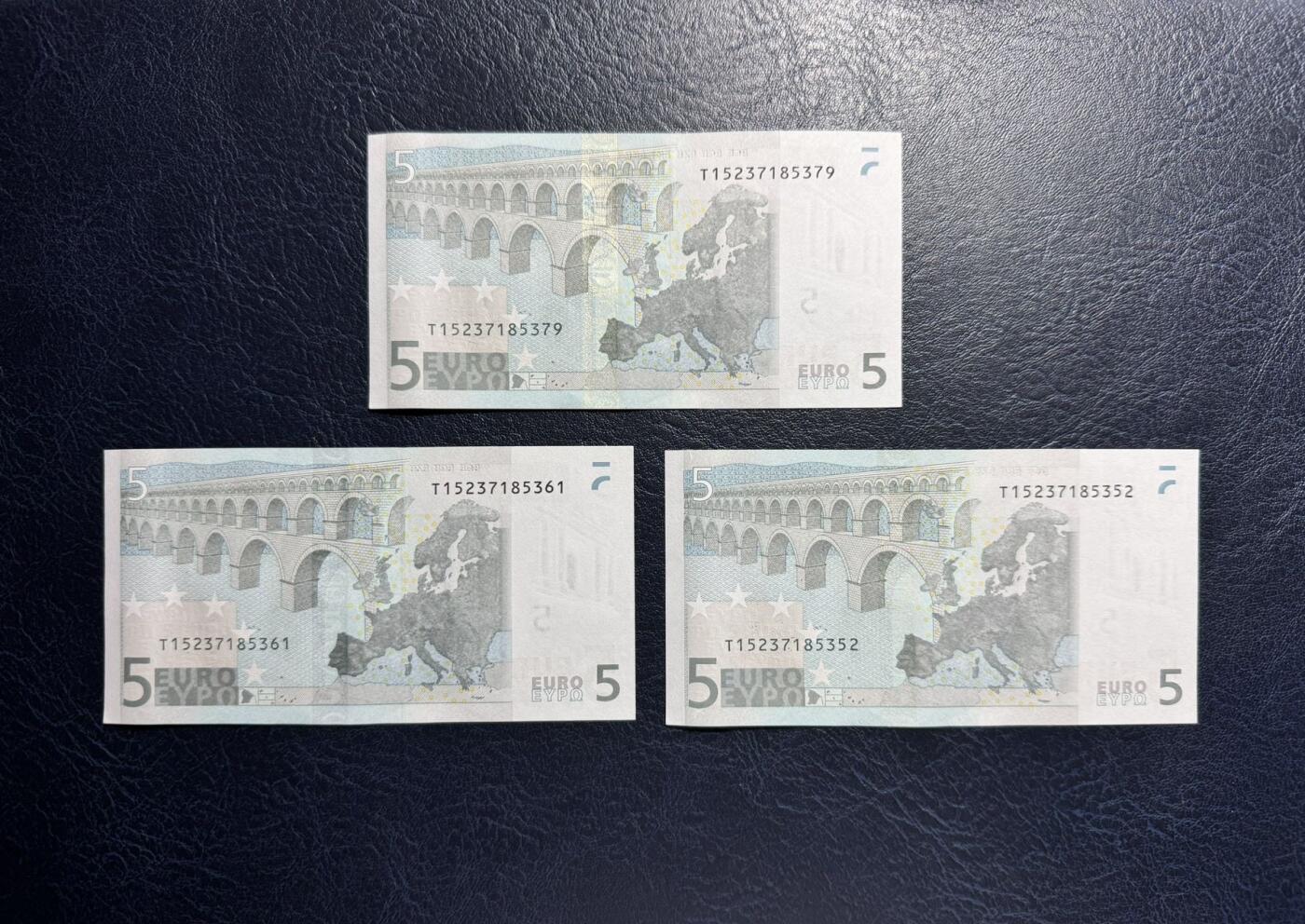收藏联盟Quantum Auction 第363期拍卖  欧盟国家爱尔兰2002年第二签名5元三张 品相UNC 票面点钞痕 号码无4 较稀少