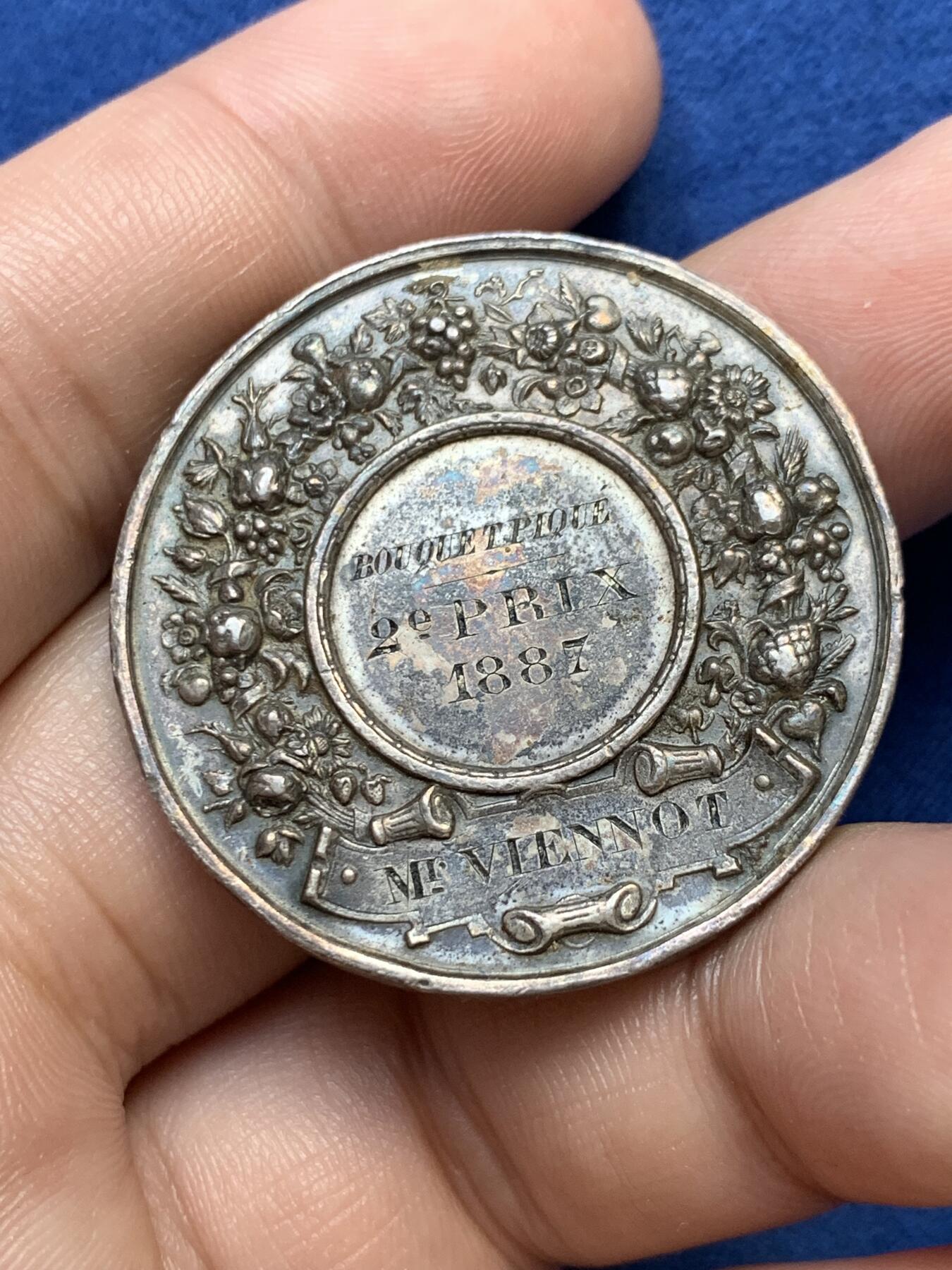 《竞宝斋》第291场- 周日，周一，周二 3场连拍 （全场包邮） 法国布吉瓦尔园艺学会银章，20.20g，37mm，丰饶角边铭，边磕碰