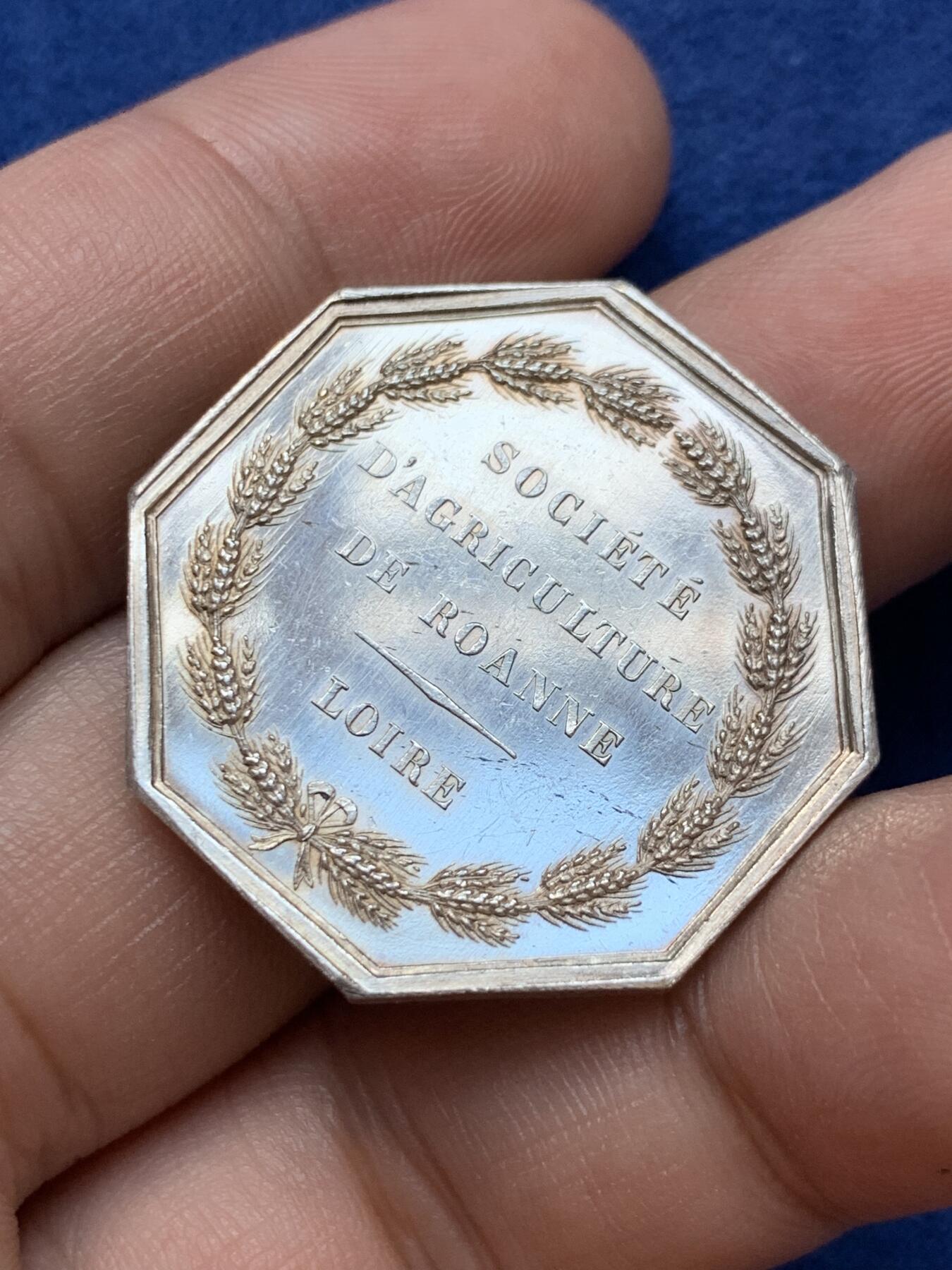 《竞宝斋》第291场- 周日，周一，周二 3场连拍 （全场包邮） 法国roanne农业部门八角银章 尺寸30.8 克重13.5克 手指边铭 镜面品相