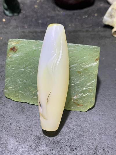 精美高玉化亚光海洋玉髓手工俏色巧雕苦修人意境大桶珠一个！ - 精美高玉化亚光海洋玉髓手工俏色巧雕苦修人意境大桶珠一个！