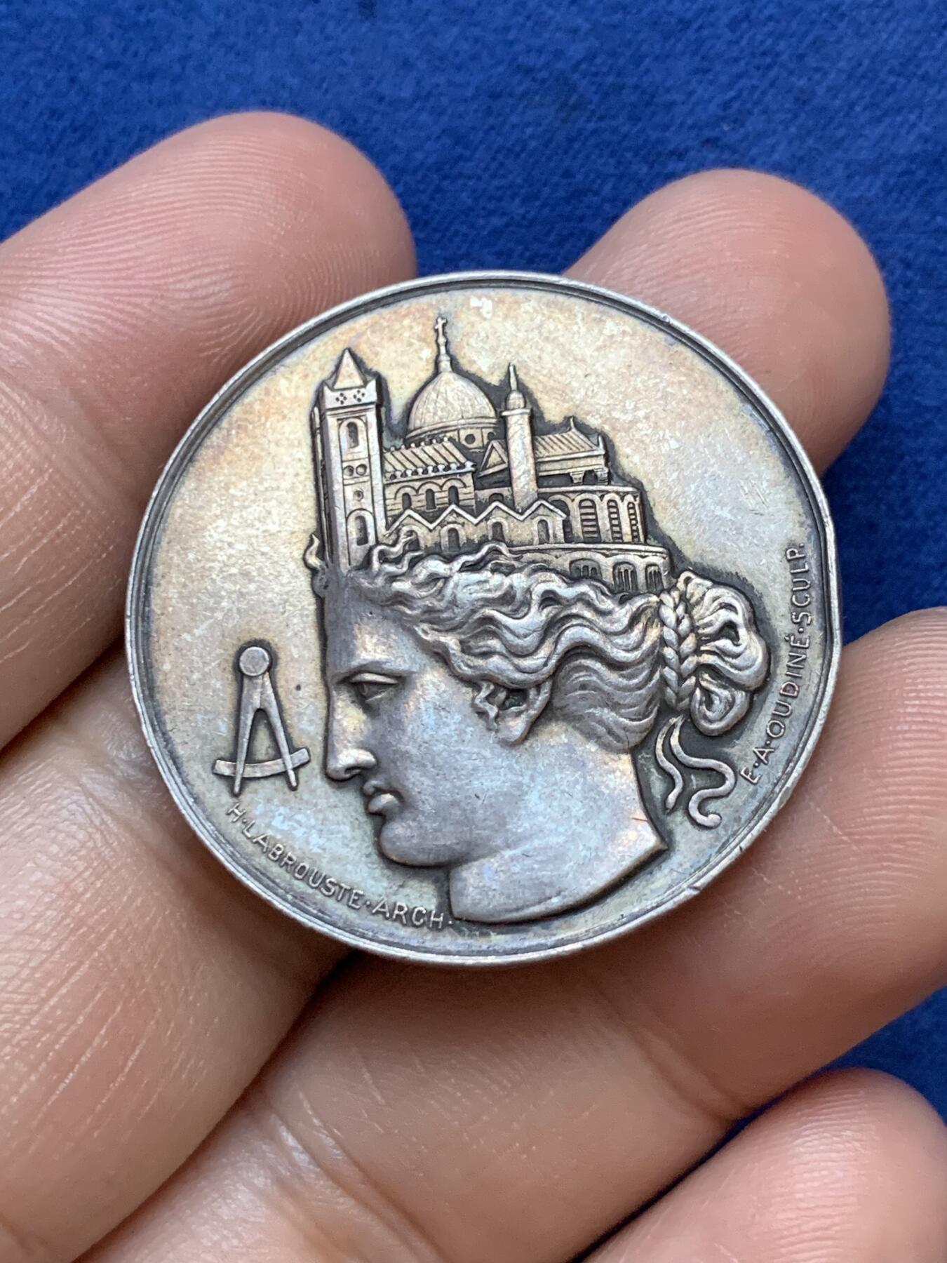 《竞宝斋》第291场- 周日，周一，周二 3场连拍 （全场包邮） 法国建筑师中央协会银质代币，14.95g，33.8mm，丰饶角边铭，3点方向有磕碰