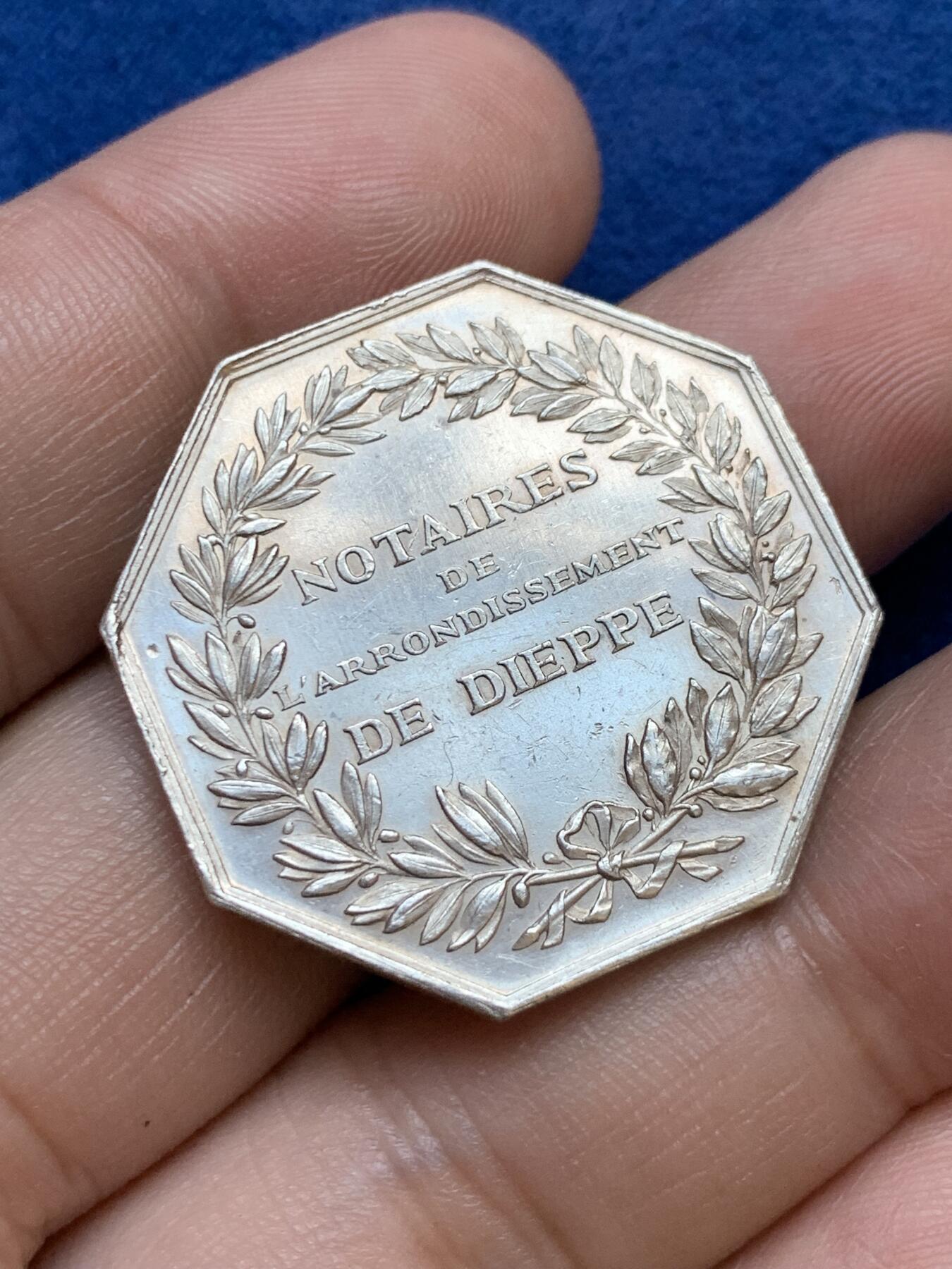 《竞宝斋》第291场- 周日，周一，周二 3场连拍 （全场包邮） 法国八角银质代币，迪耶普公证人，14.74g，31.5mm，丰饶角边铭