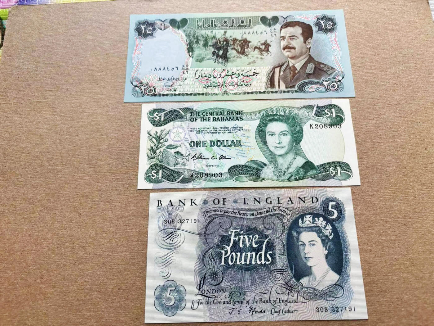 【Blue Auction】✨世界纸币精拍第511期【精】 【一组3张】英国 C序列5镑、巴哈马 女王 1元 无47&伊拉克 25第纳尔 大票幅 雕刻版 全新UNC