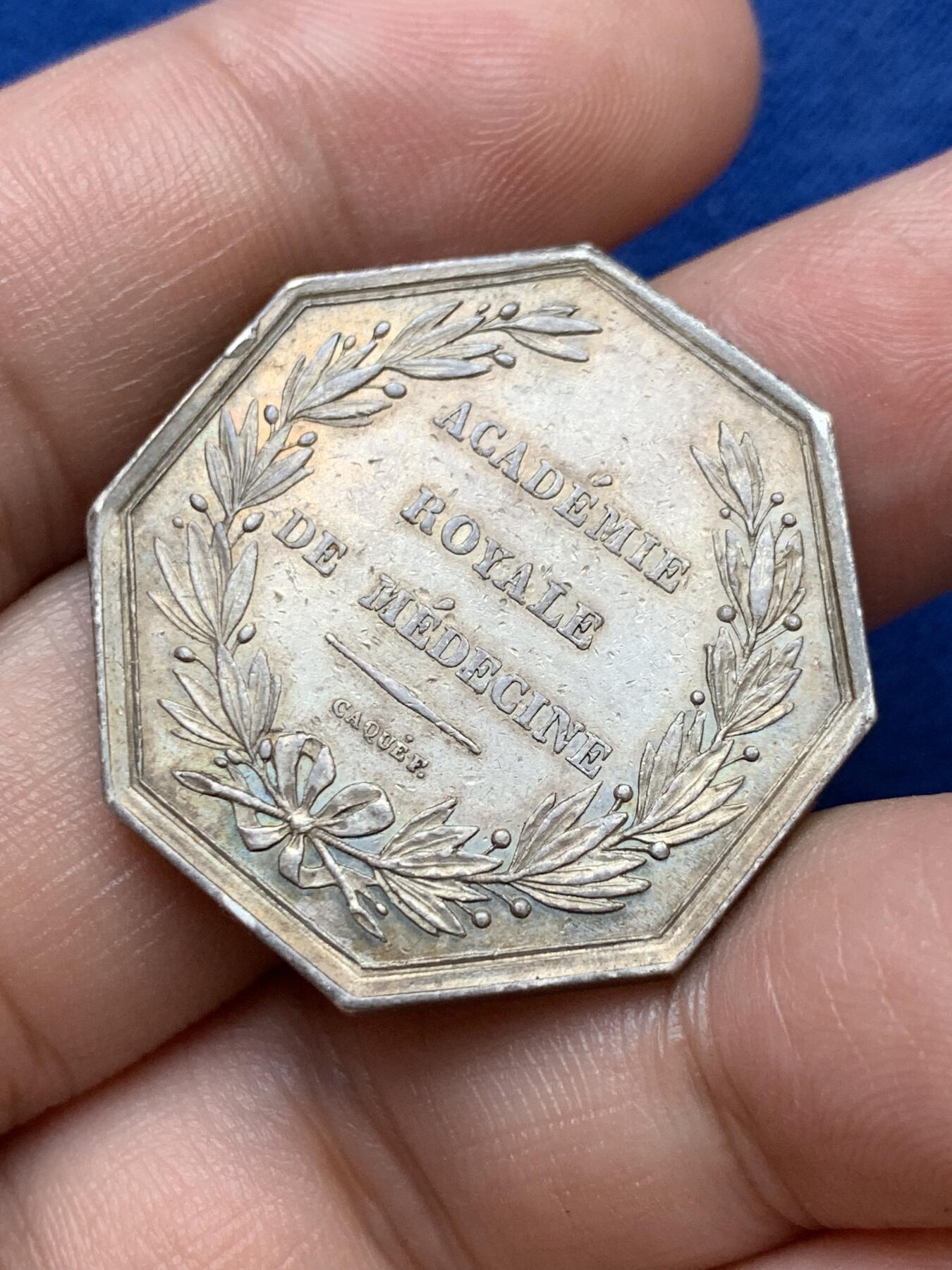 《竞宝斋》第291场- 周日，周一，周二 3场连拍 （全场包邮） 法国菲利普一世皇家医学院八角银章 原味包浆 14.3g 神灯边铭