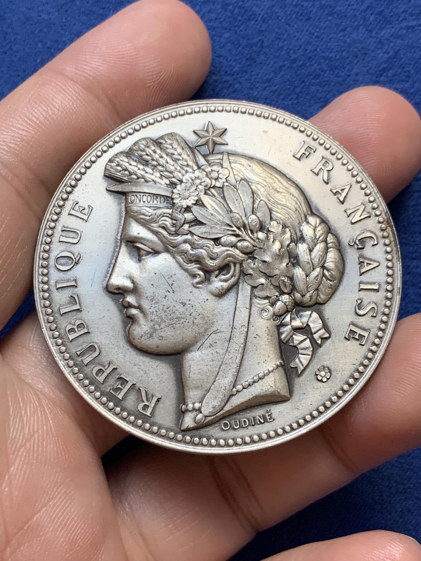 《竞宝斋》第291场- 周日，周一，周二 3场连拍 （全场包邮） 法国银章，农业互助保险，采用谷物女神5法郎的玛丽安娜形象，64.95g，50.4mm，丰饶角1ARGENT边铭