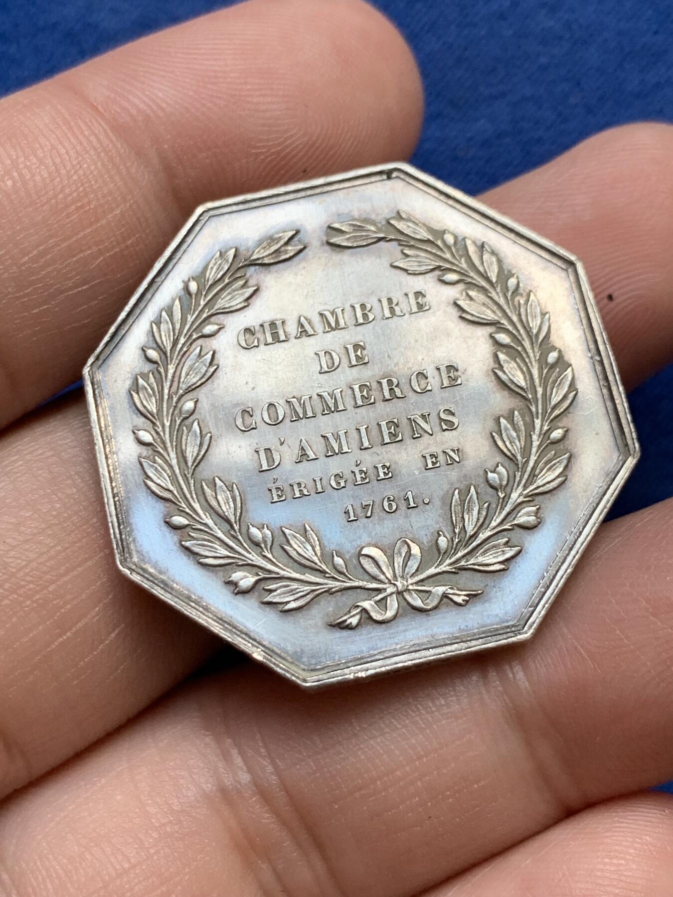 《竞宝斋》第291场- 周日，周一，周二 3场连拍 （全场包邮） 法国亚眠商会八角银jeton，人物头像为让·巴蒂斯特·科尔伯特，路易十四期间卓越的政治家财政大臣，33.6mm，18克，蜜蜂+ARGENT边铭