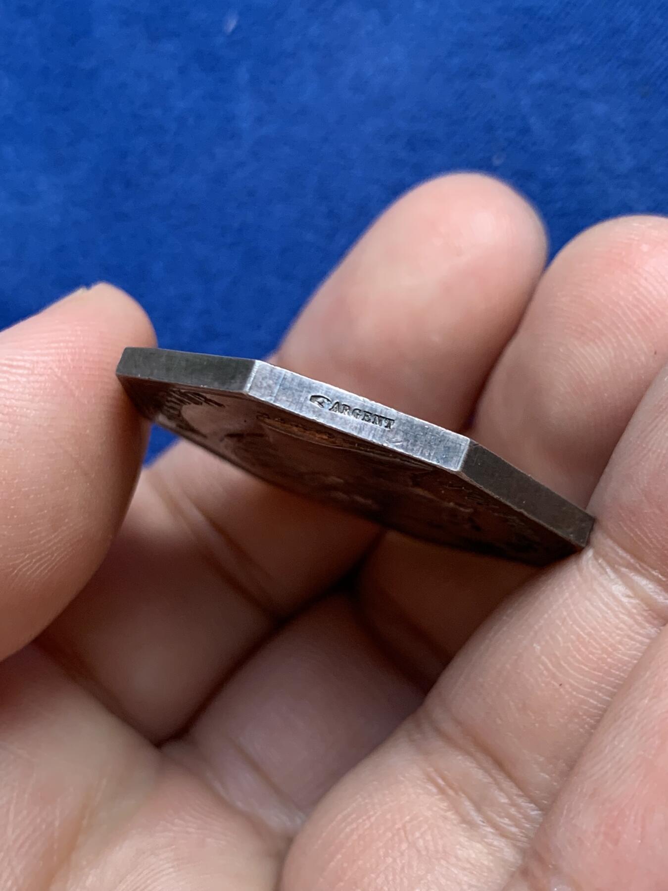 《竞宝斋》第291场- 周日，周一，周二 3场连拍 （全场包邮） 法国波尔多商会拿破仑三世头像八角银jeton，33.5mm，19.6克，1845-1860年 手指+ARGENT边铭