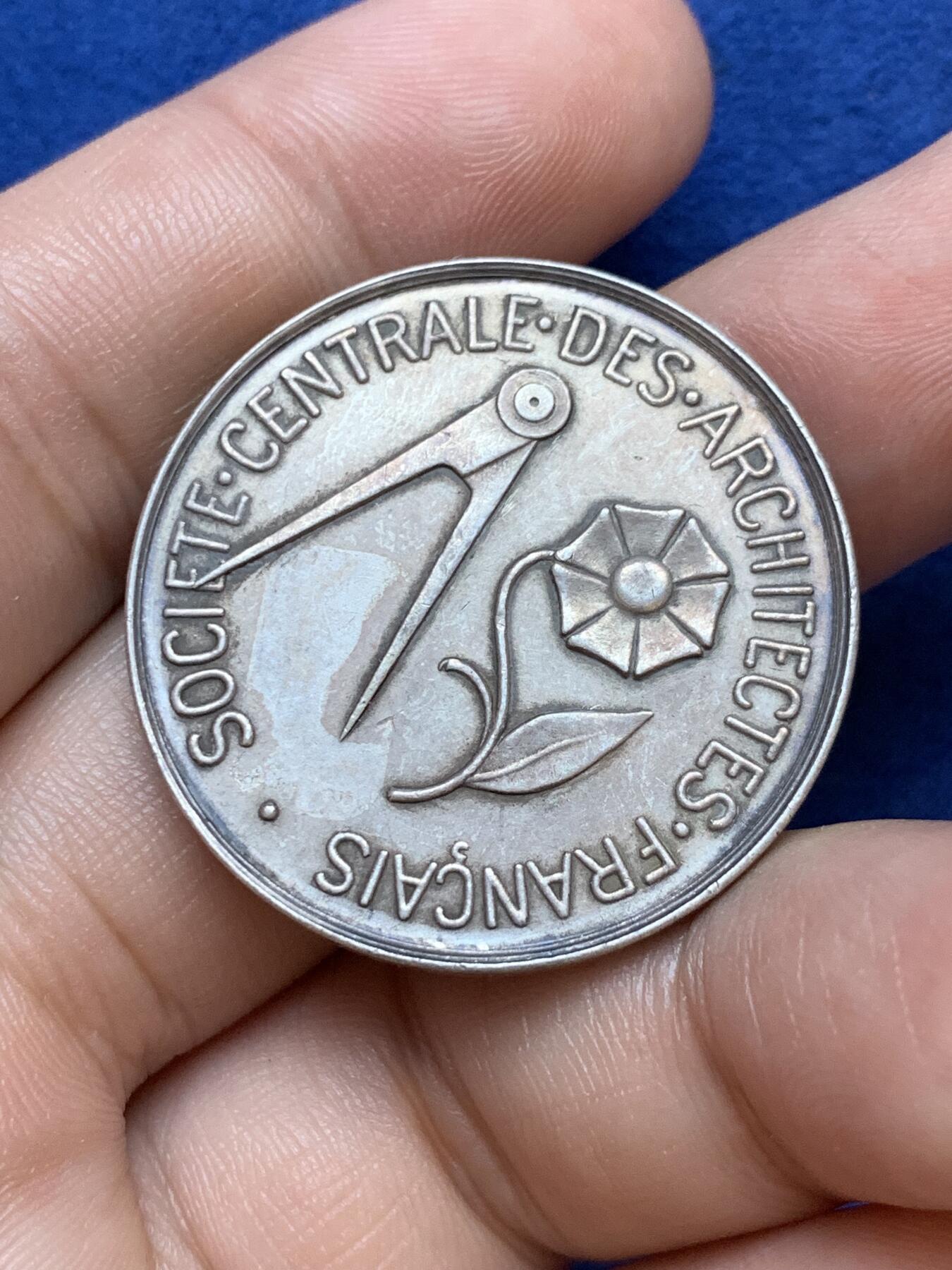 《竞宝斋》第291场- 周日，周一，周二 3场连拍 （全场包邮） 法国建筑师中央协会银质代币，14.95g，33.8mm，丰饶角边铭，3点方向有磕碰