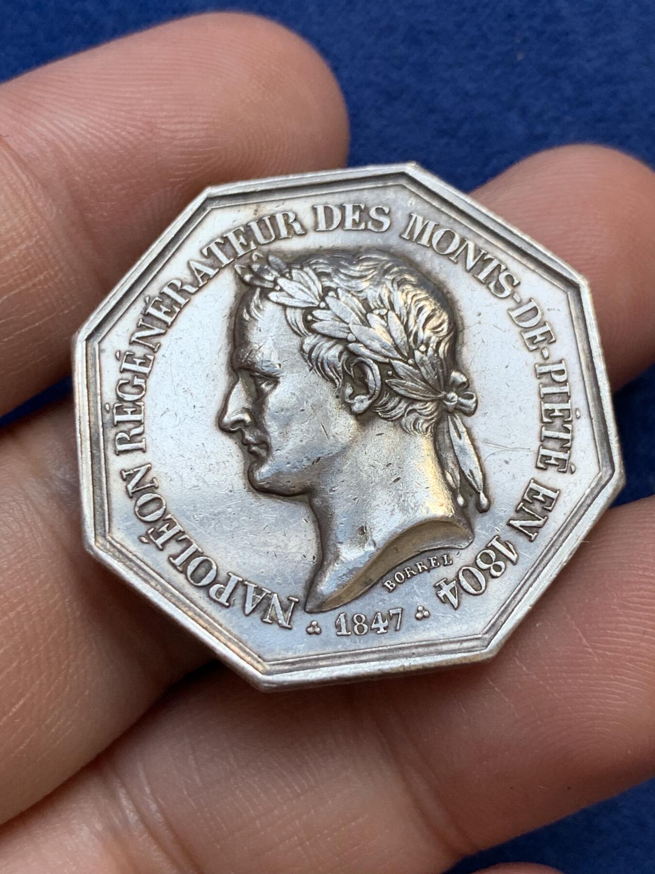 《竞宝斋》第291场- 周日，周一，周二 3场连拍 （全场包邮） 法国拿破仑一世头像鲁昂当铺八角银质代币，14.52g，32.6mm，手指边铭