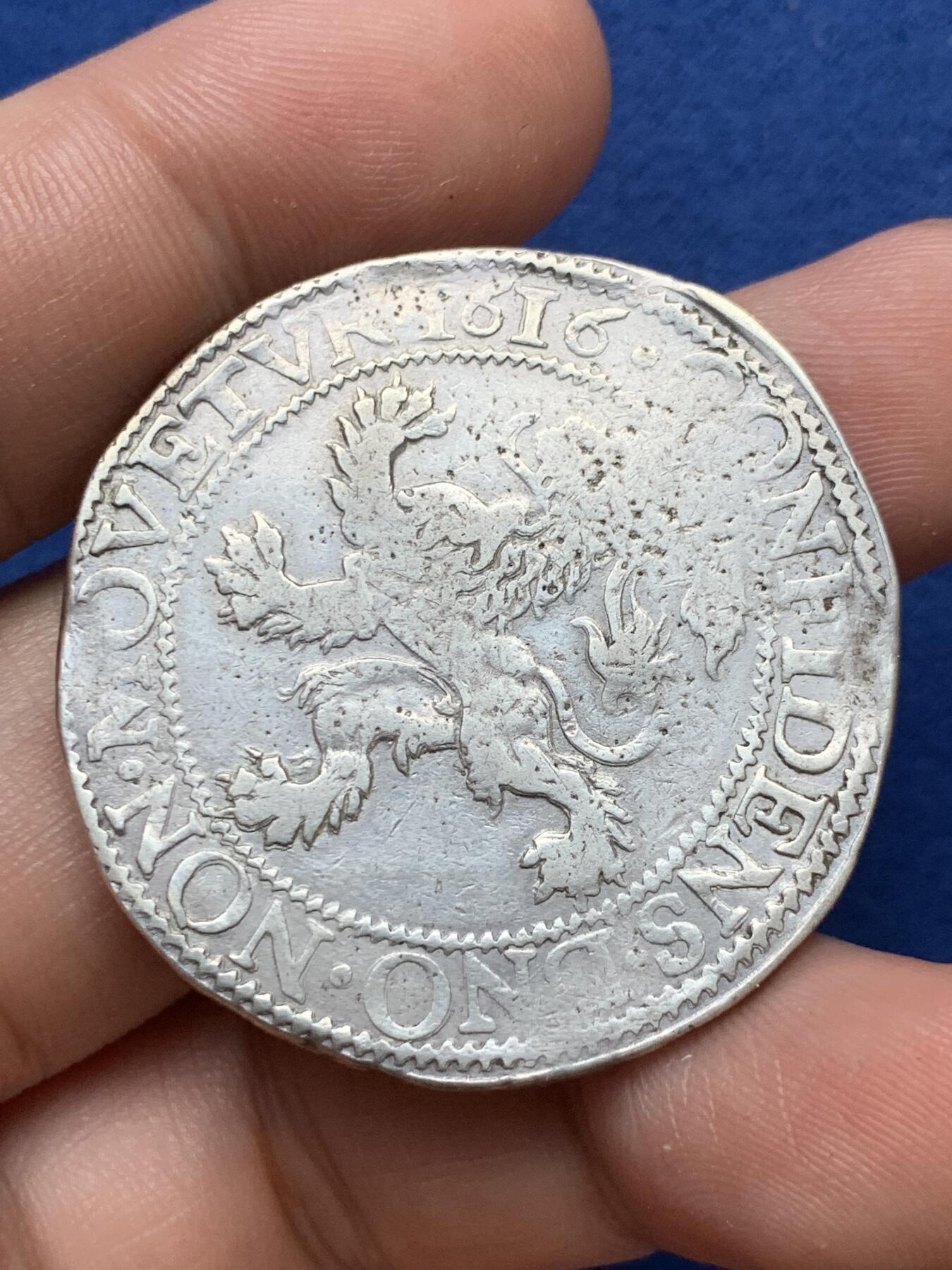 《竞宝斋》第290场- 周日，周一，周二 3场连拍 （全场包邮） 荷兰1616狮洋大银币 正面是站立大狮子 背面是戎装武士 武士人脸清晰 非常难得