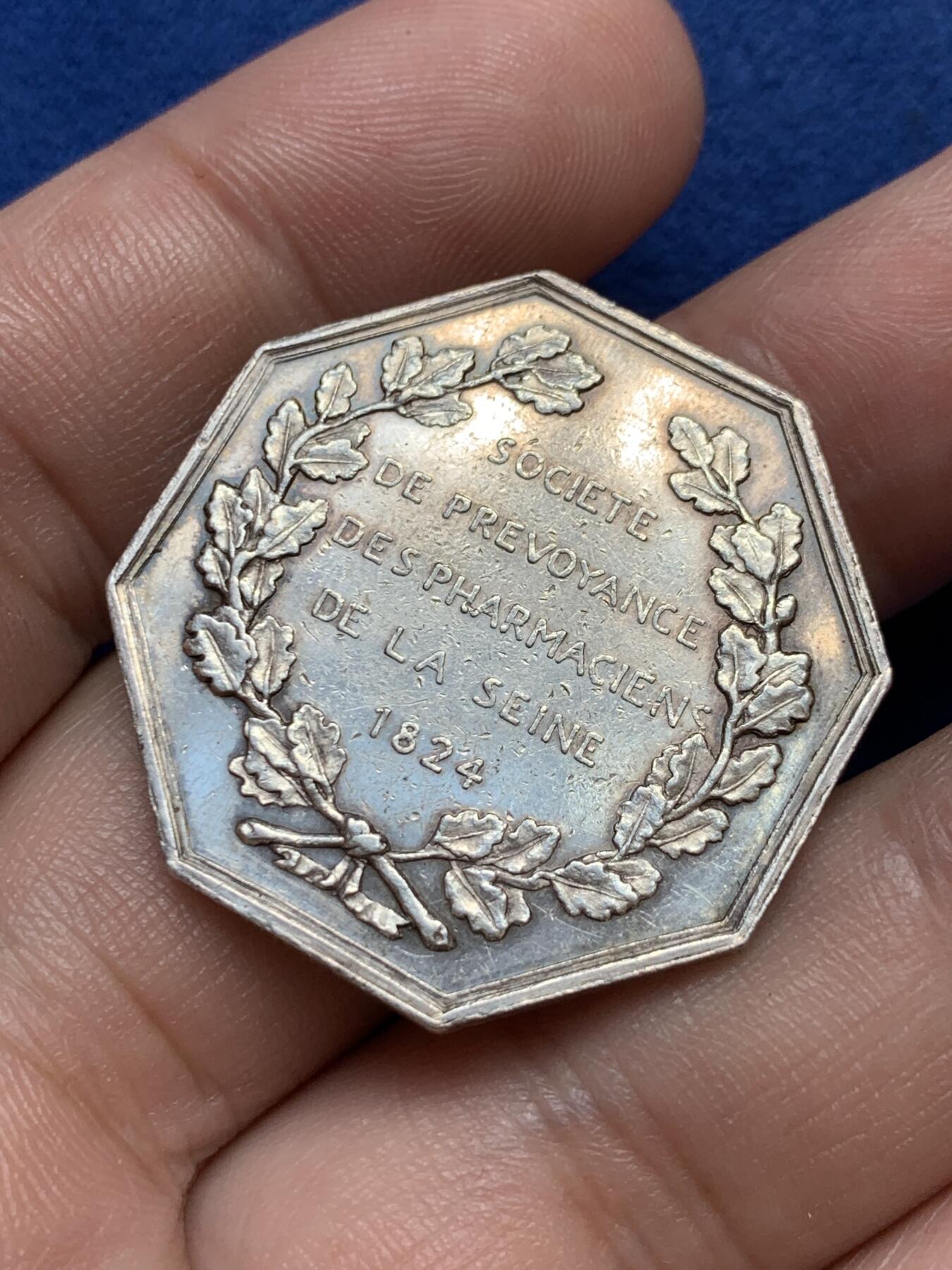 《竞宝斋》第291场- 周日，周一，周二 3场连拍 （全场包邮） 法国1824塞纳河药剂师协会八角代用银币 13.9克 蜜蜂边铭