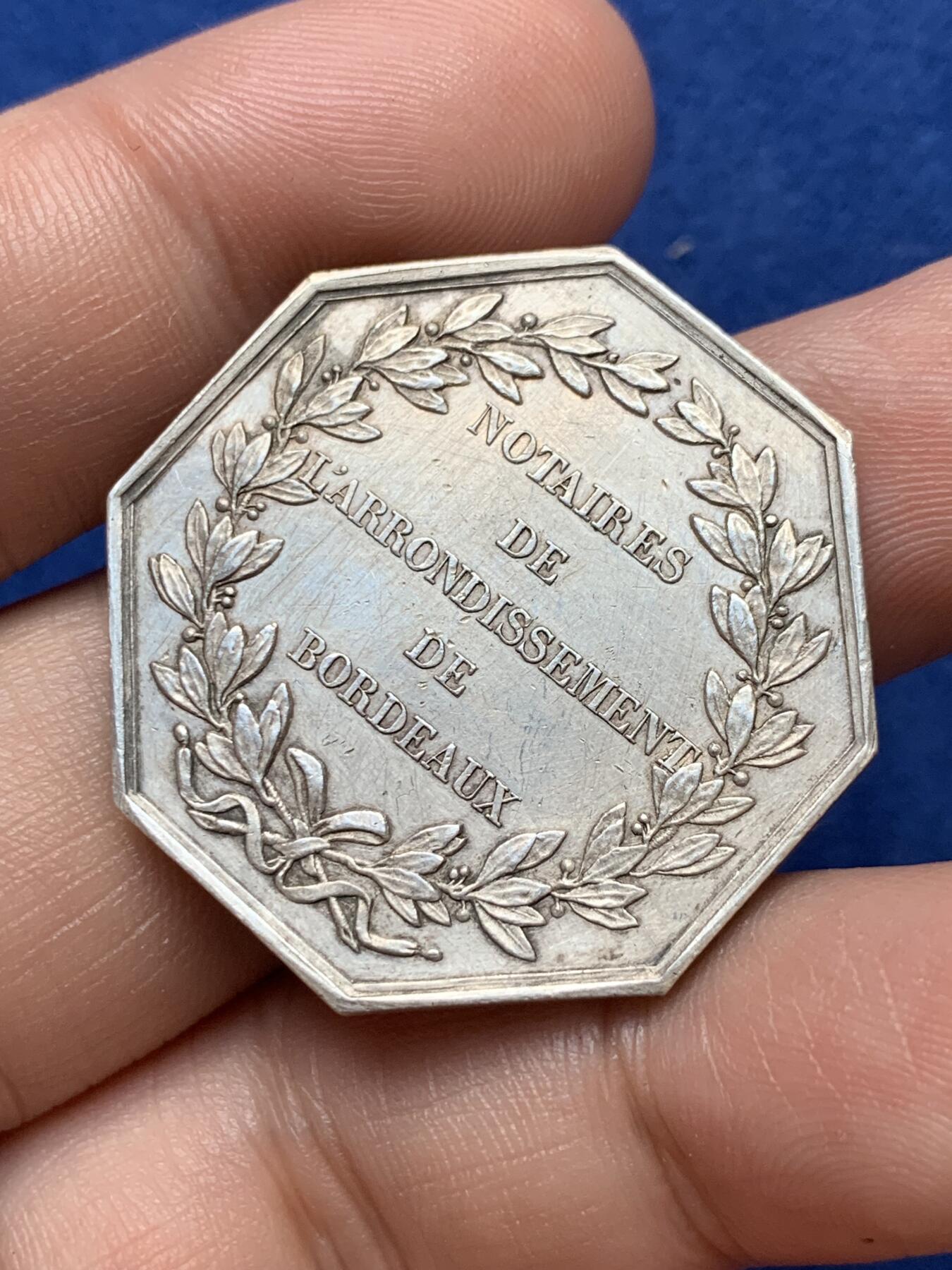 《竞宝斋》第291场- 周日，周一，周二 3场连拍 （全场包邮） 法国八角银质代币，波尔多公证人，17.67g，33.5mm，手指边铭