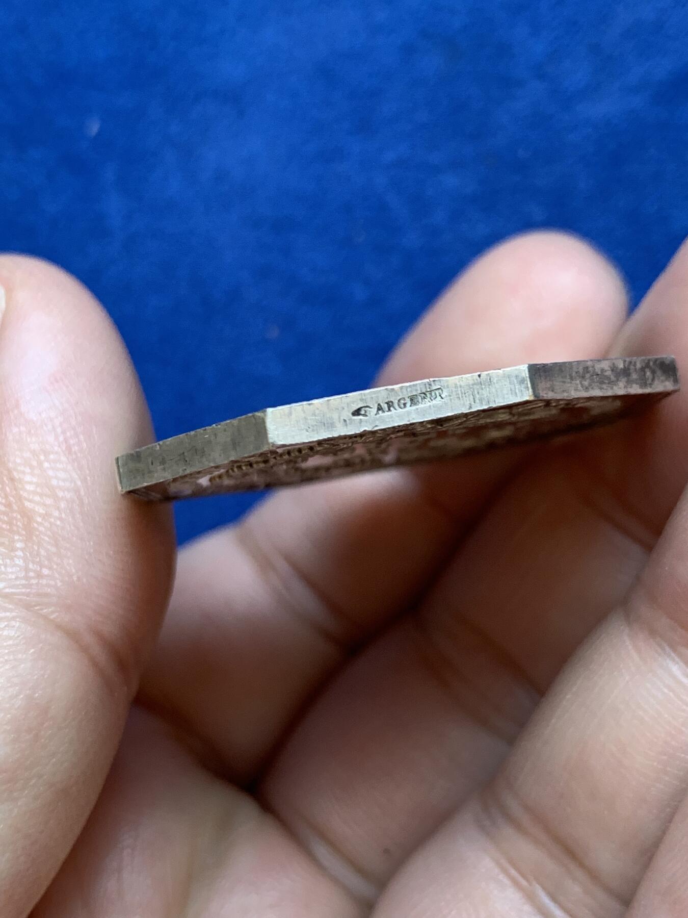 《竞宝斋》第291场- 周日，周一，周二 3场连拍 （全场包邮） 法国卢瓦尔-谢尔省火灾保险公司八角银质代币，避火兽大火龙，21.59g，36.6mm，手指边铭