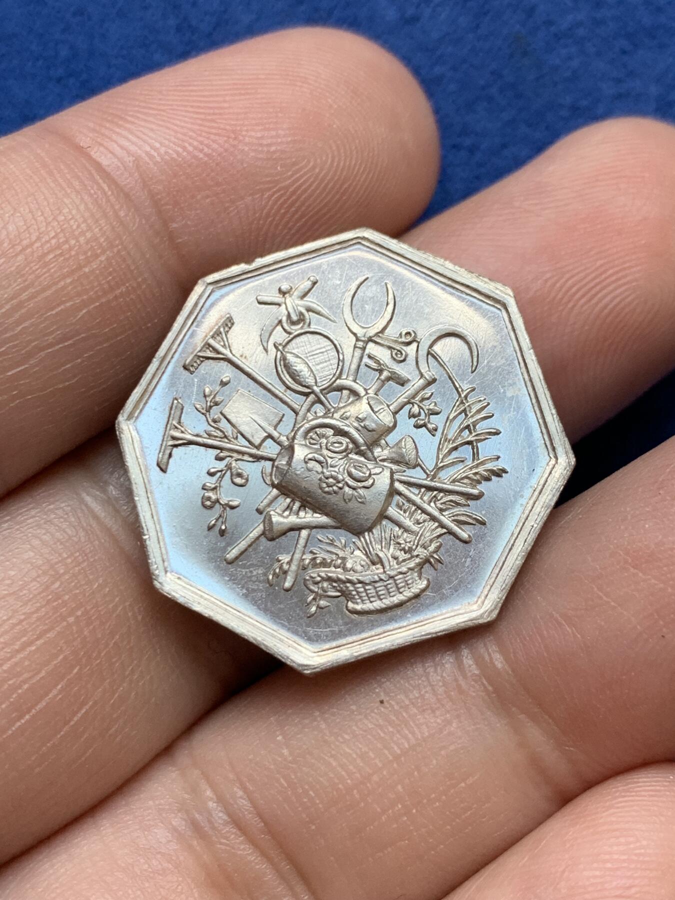 《竞宝斋》第291场- 周日，周一，周二 3场连拍 （全场包邮） 法国奥尔良和卢瓦雷特园艺学会花卉八角银jeton，25.2mm，7.66克，野猪头菱形+ARGENT950/1000边铭