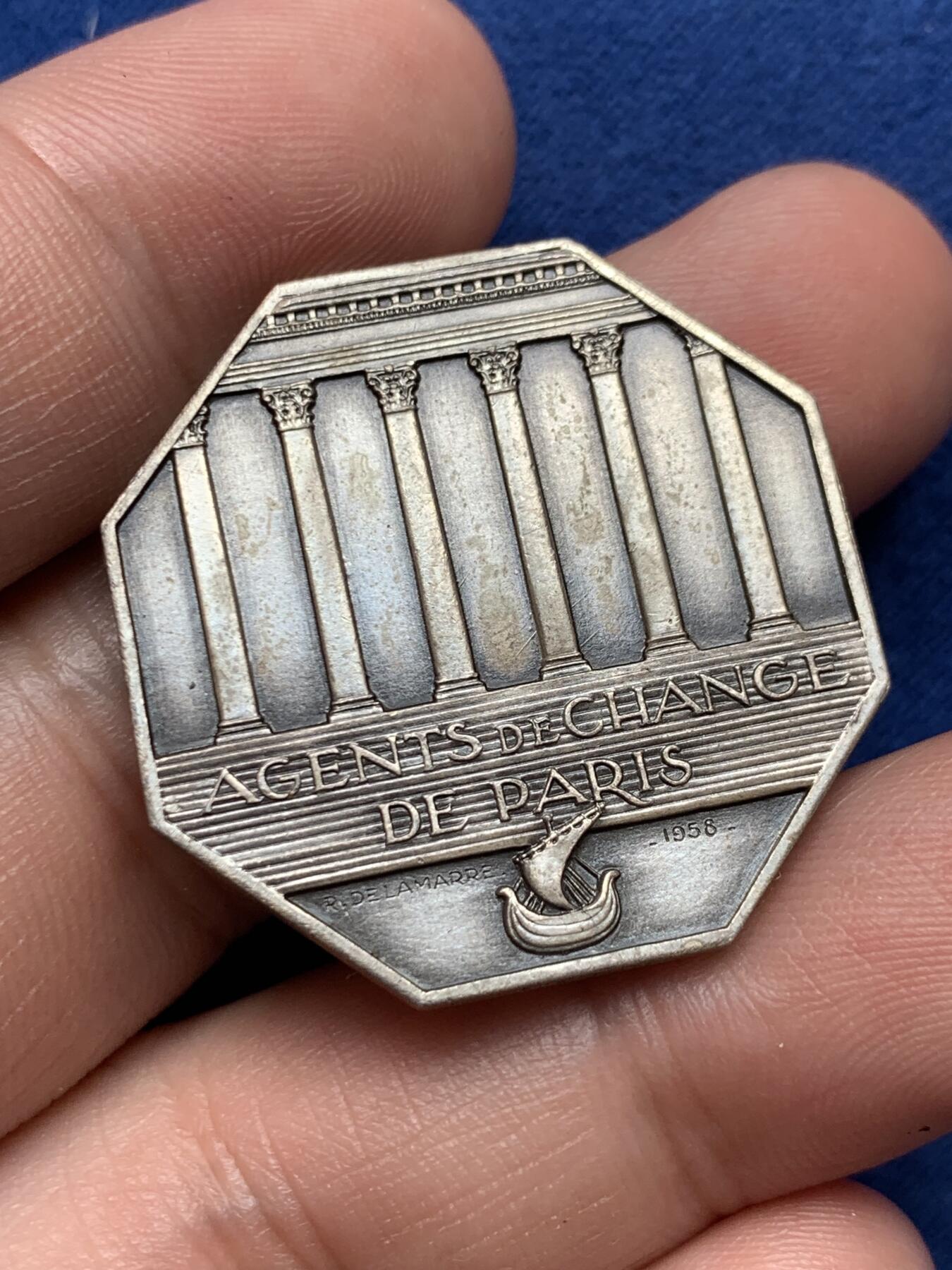 《竞宝斋》第291场- 周日，周一，周二 3场连拍 （全场包邮） 法国巴黎外汇经纪人八角银质代币 20克 31.9mm 丰饶角边铭