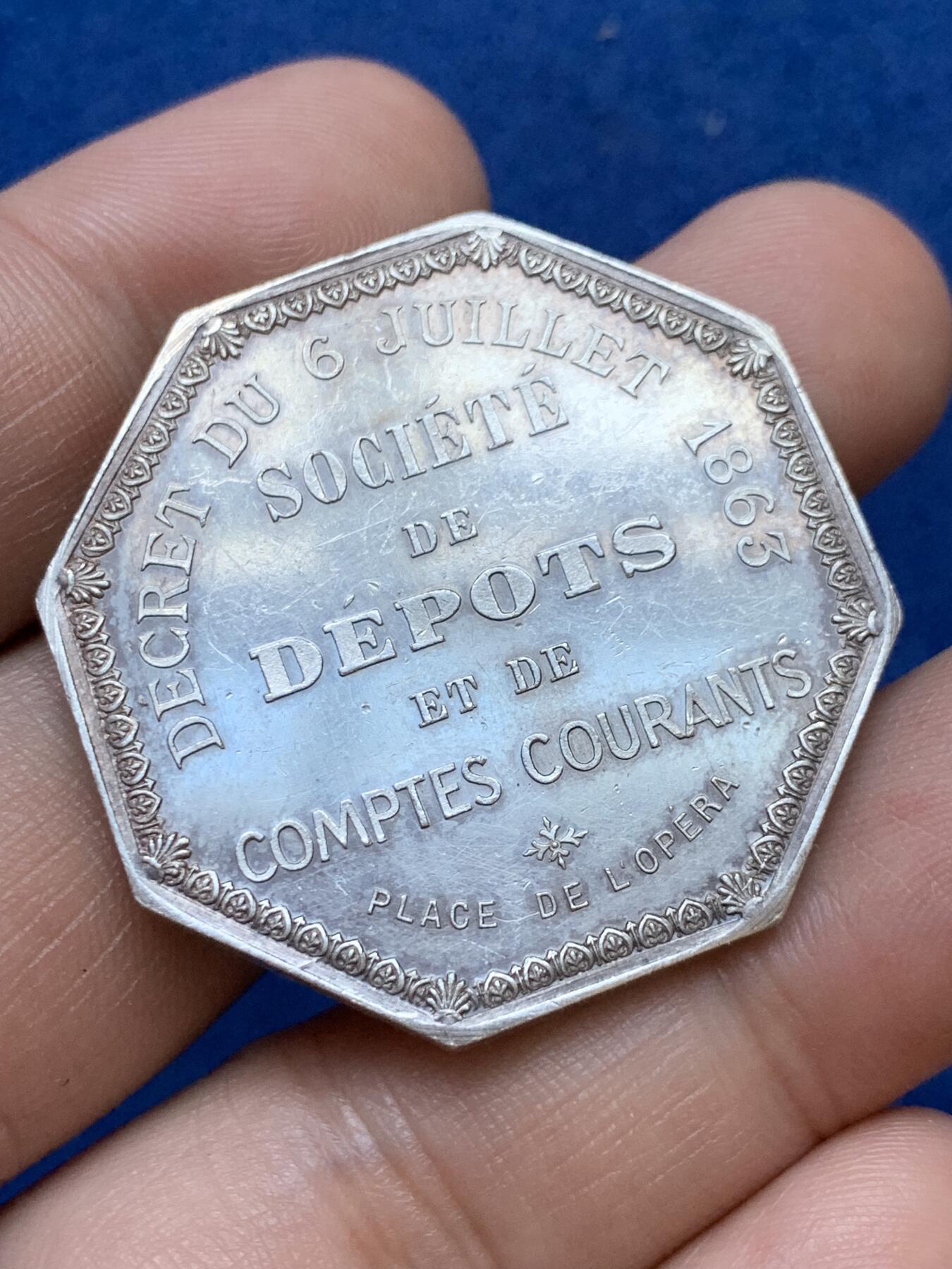 《竞宝斋》第291场- 周日，周一，周二 3场连拍 （全场包邮） 法国1863年巴黎歌剧院广场存款和活期账户公司八角银jeton，37.7mm，22.74克，蜜蜂+ARGENT边铭