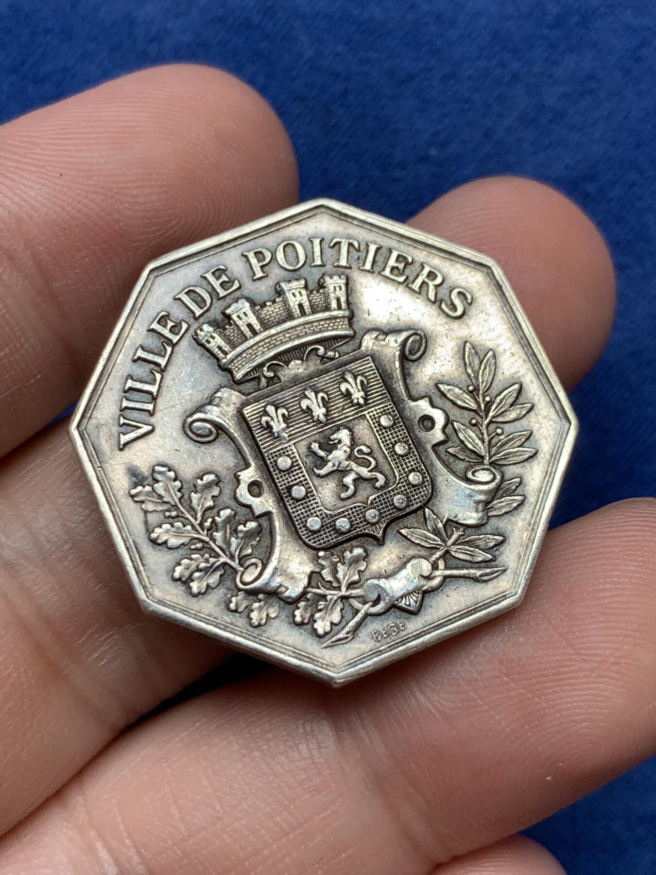 《竞宝斋》第291场- 周日，周一，周二 3场连拍 （全场包邮） 法国八角银质代币，普瓦捷储蓄银行，15.07g，30.2mm，丰饶角边铭