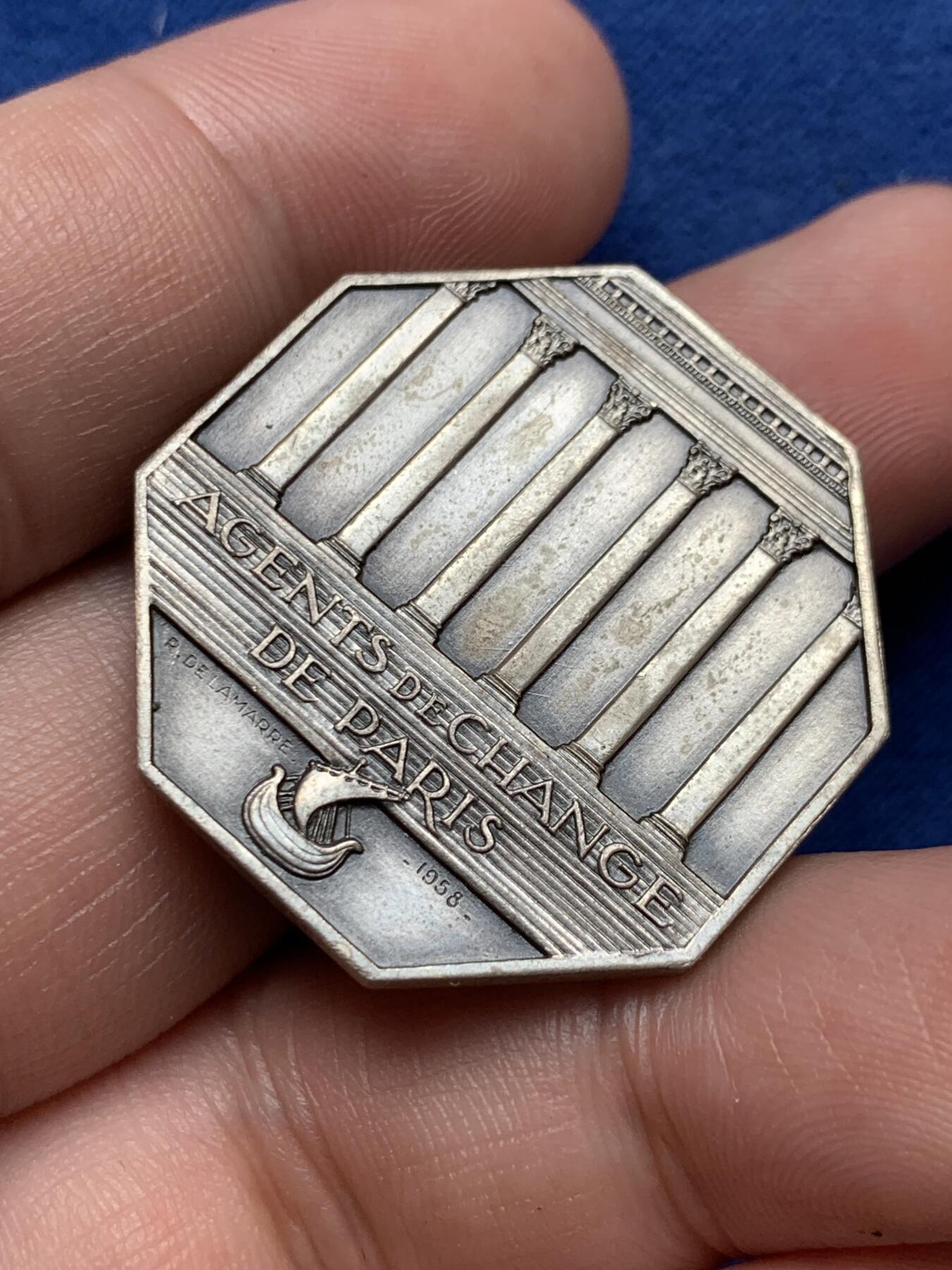 《竞宝斋》第291场- 周日，周一，周二 3场连拍 （全场包邮） 法国巴黎外汇经纪人八角银质代币 20克 31.9mm 丰饶角边铭