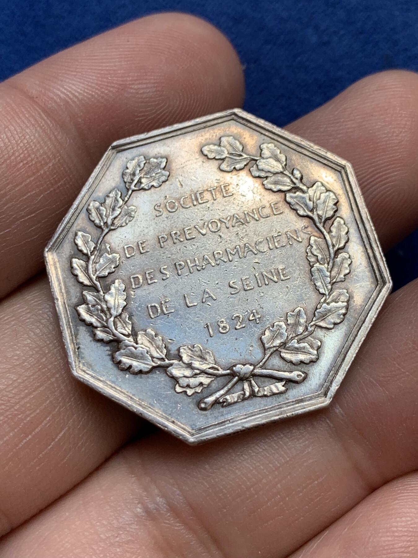 《竞宝斋》第291场- 周日，周一，周二 3场连拍 （全场包邮） 法国1824塞纳河药剂师协会八角代用银币 13.9克 蜜蜂边铭