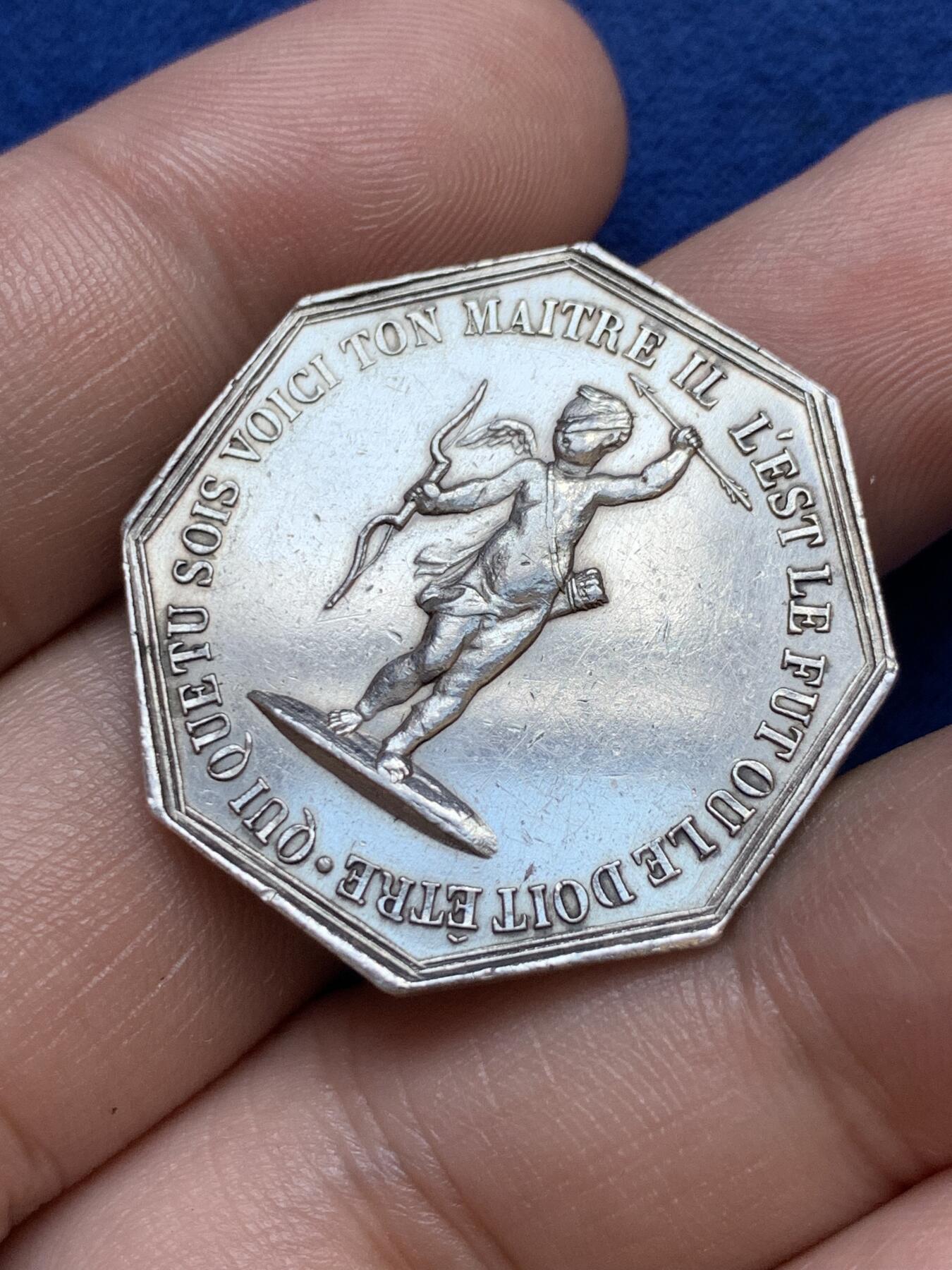 《竞宝斋》第291场- 周日，周一，周二 3场连拍 （全场包邮） 法国宫廷游戏八角银章 丘比特和舞者 30.3mm 11.9g 早期油灯边铭 稀缺品种