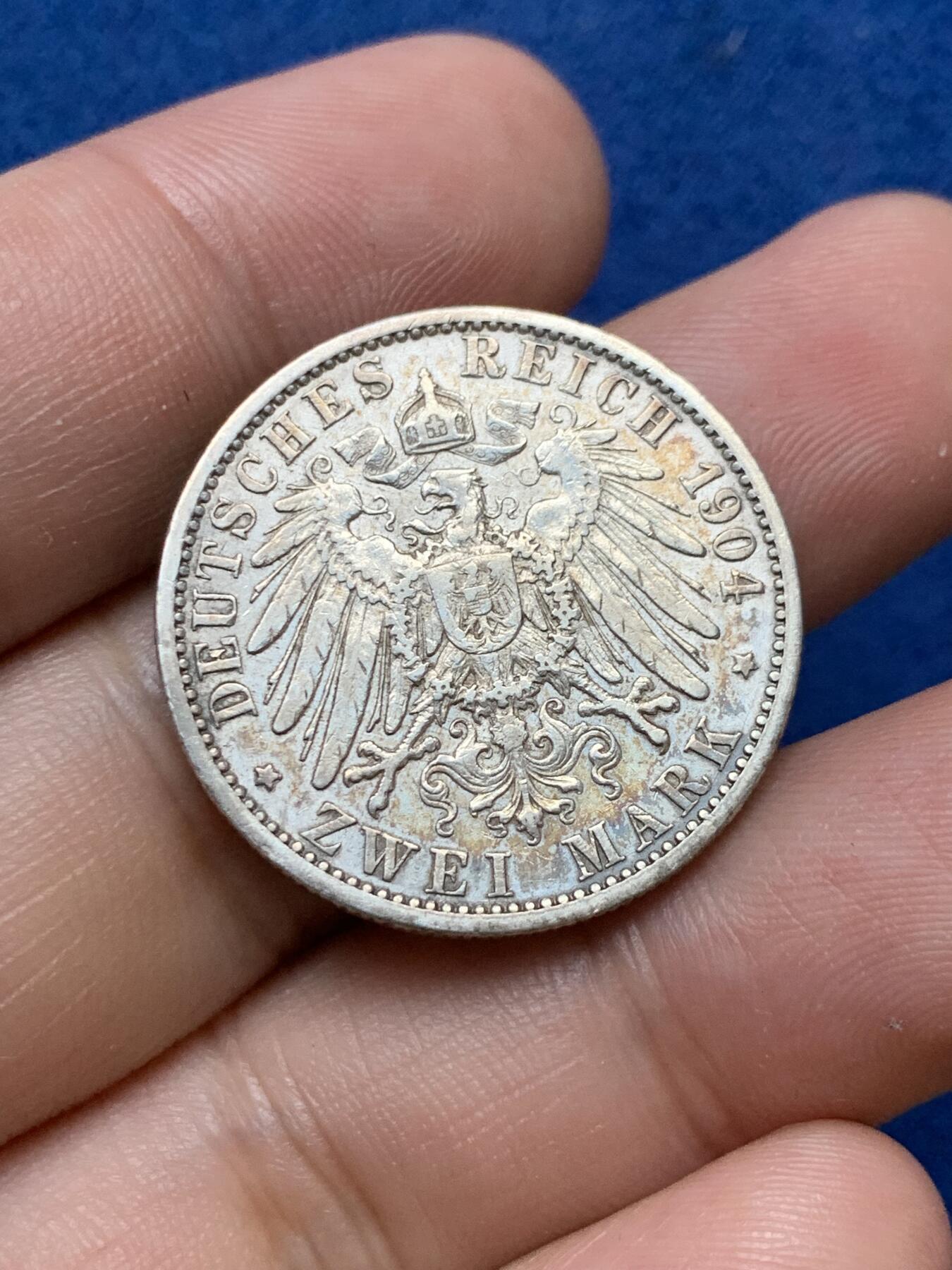 《竞宝斋》第290场- 周日，周一，周二 3场连拍 （全场包邮） 德国 1904年 普鲁士 威廉二世 流通版 2马克 银币 XF-AU品相 淡黄彩