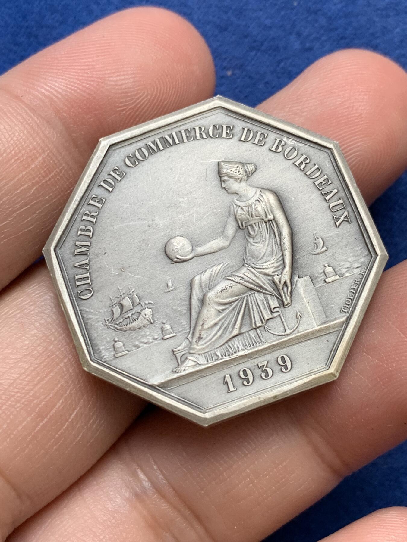 《竞宝斋》第291场- 周日，周一，周二 3场连拍 （全场包邮） 法国贸易女神八角代用币 20.82克 33.5mm 丰饶2边铭