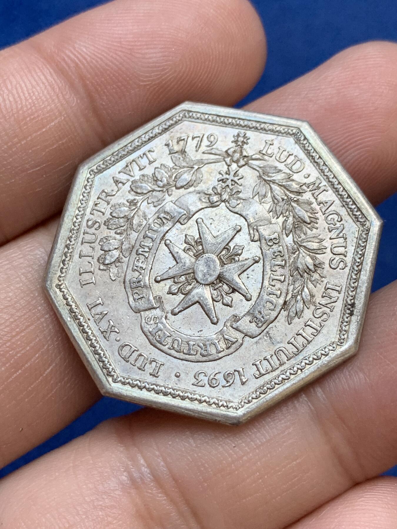 《竞宝斋》第291场- 周日，周一，周二 3场连拍 （全场包邮） 法国八角银质代币，路易十六头像圣灵勋章，14.78g，33.5mm，早期无边铭