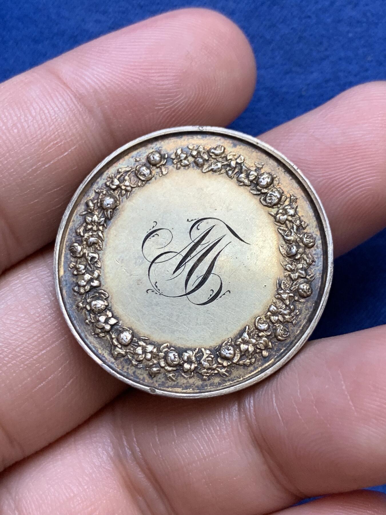 《竞宝斋》第291场- 周日，周一，周二 3场连拍 （全场包邮） 1854年法国婚姻纪念圆型银代币 手指铭 32mm 14.4g