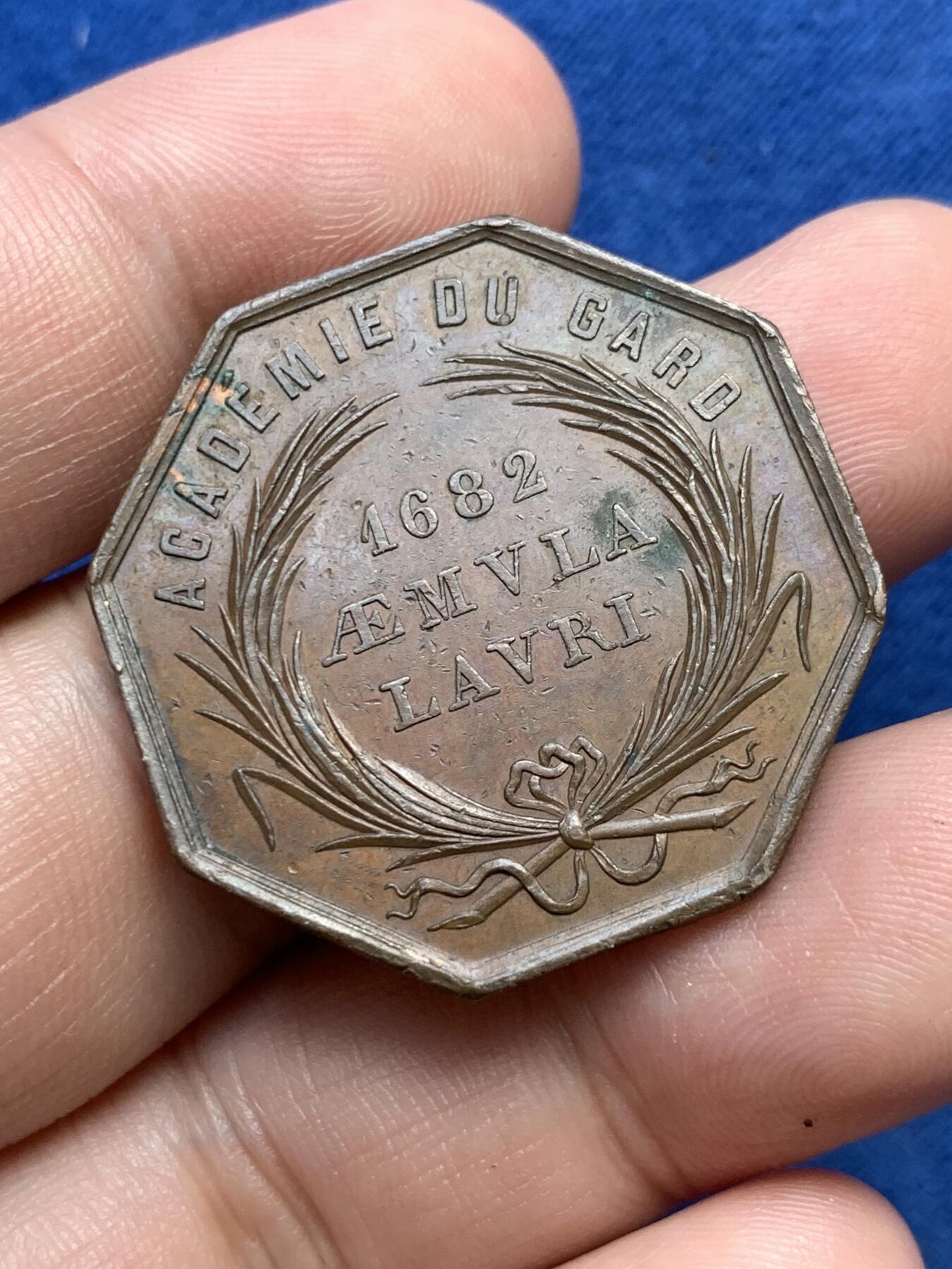 《竞宝斋》第291场- 周日，周一，周二 3场连拍 （全场包邮） 法国加德学院八角铜章，14.28g，32.3mm，1860-1879年蜜蜂+铜标边铭，拿破仑征服埃及纪念章同款鳄鱼