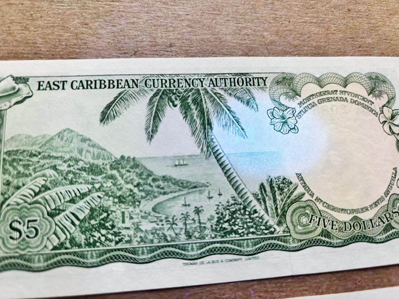 【Blue Auction】✨世界纸币精拍第511期【精】 【一组2张】东加勒比 1965年5元 UNC-&20元 AU品相 戎装女王 背面海景 