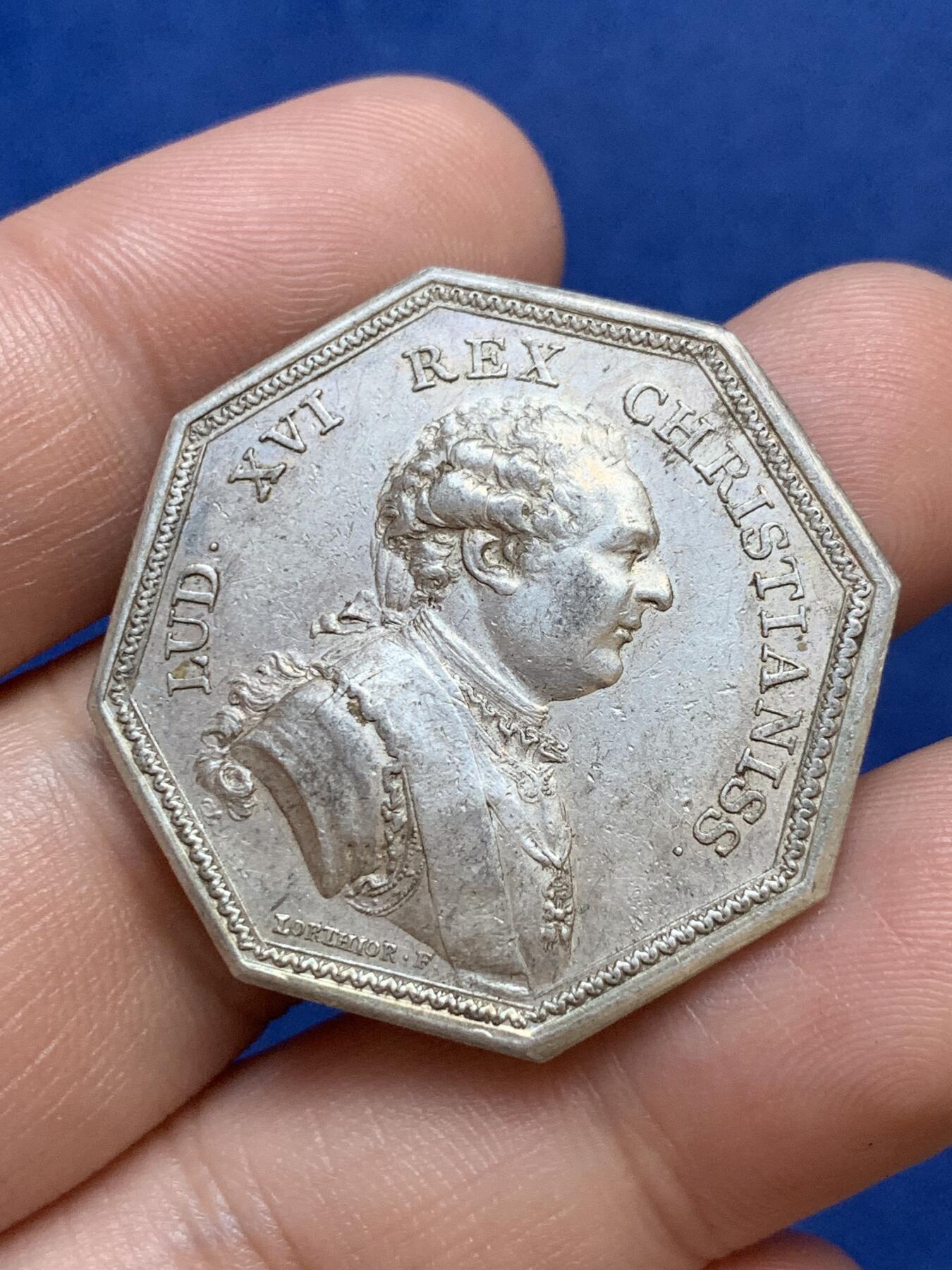 《竞宝斋》第291场- 周日，周一，周二 3场连拍 （全场包邮） 法国八角银质代币，路易十六头像圣灵勋章，14.78g，33.5mm，早期无边铭