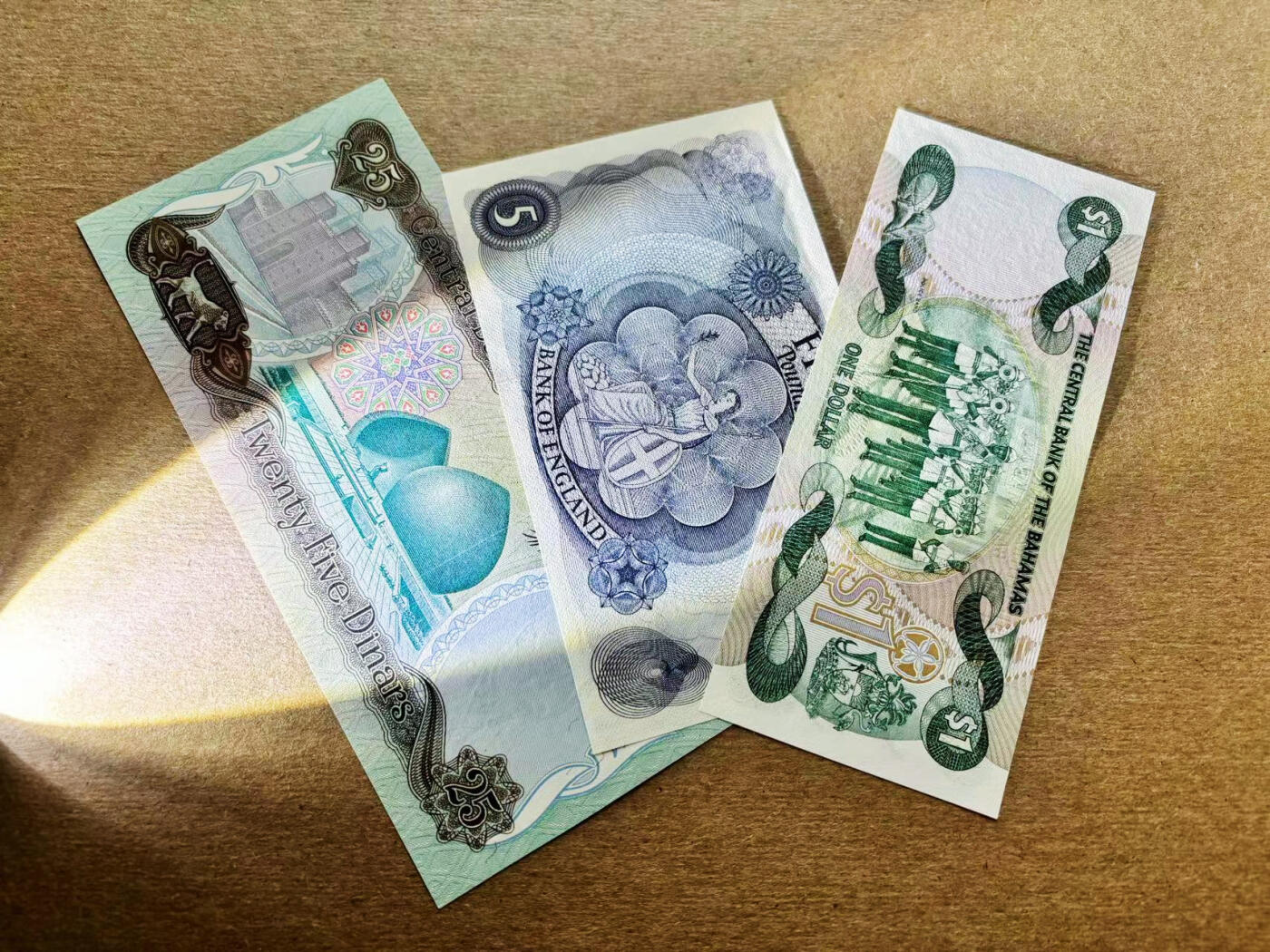 【Blue Auction】✨世界纸币精拍第511期【精】 【一组3张】英国 C序列5镑、巴哈马 女王 1元 无47&伊拉克 25第纳尔 大票幅 雕刻版 全新UNC