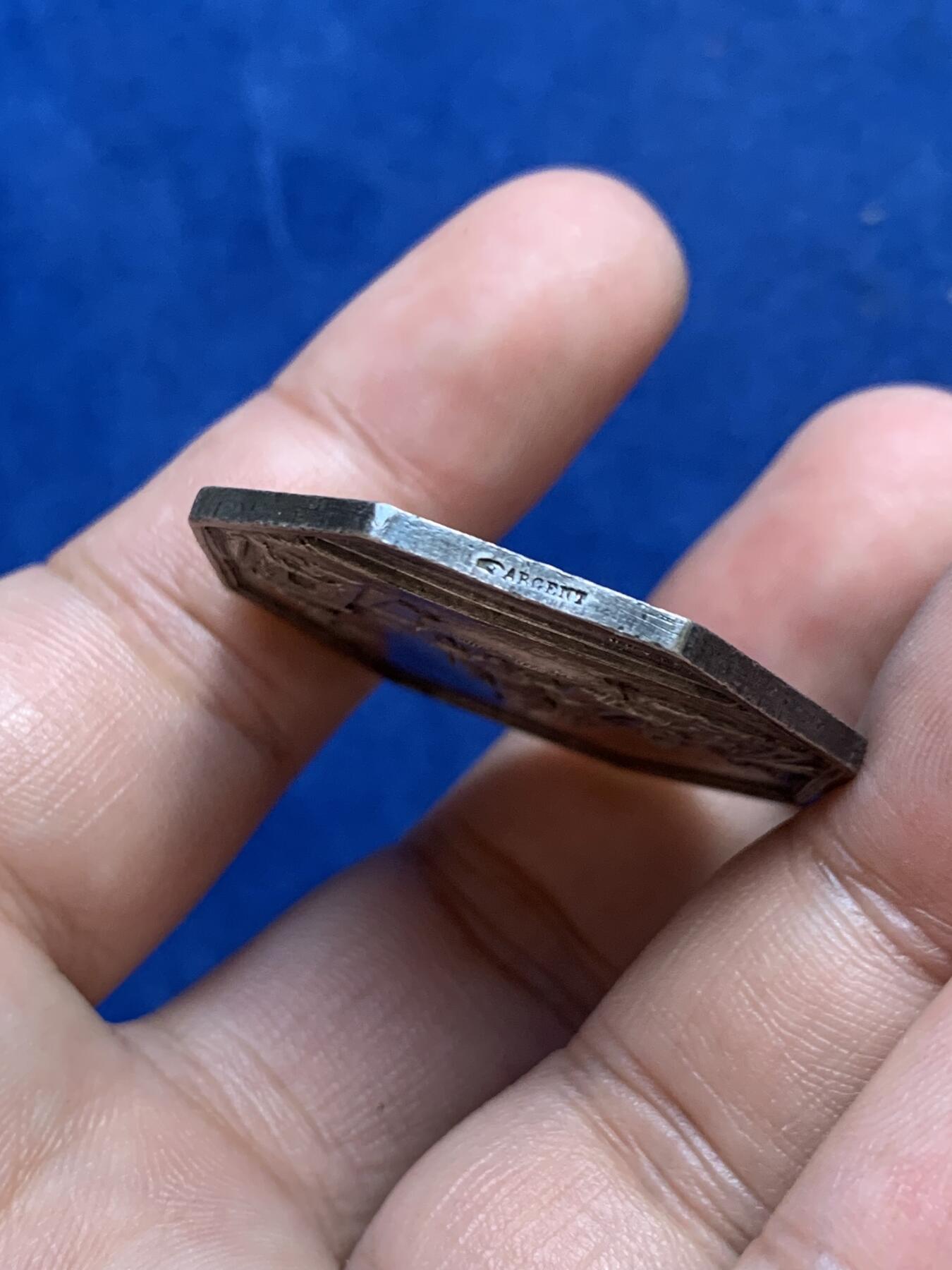 《竞宝斋》第291场- 周日，周一，周二 3场连拍 （全场包邮） 法国海上保险公司八角银质代币，擅长帆船雕刻的stern作品，18.79g，36.7mm，手指边铭