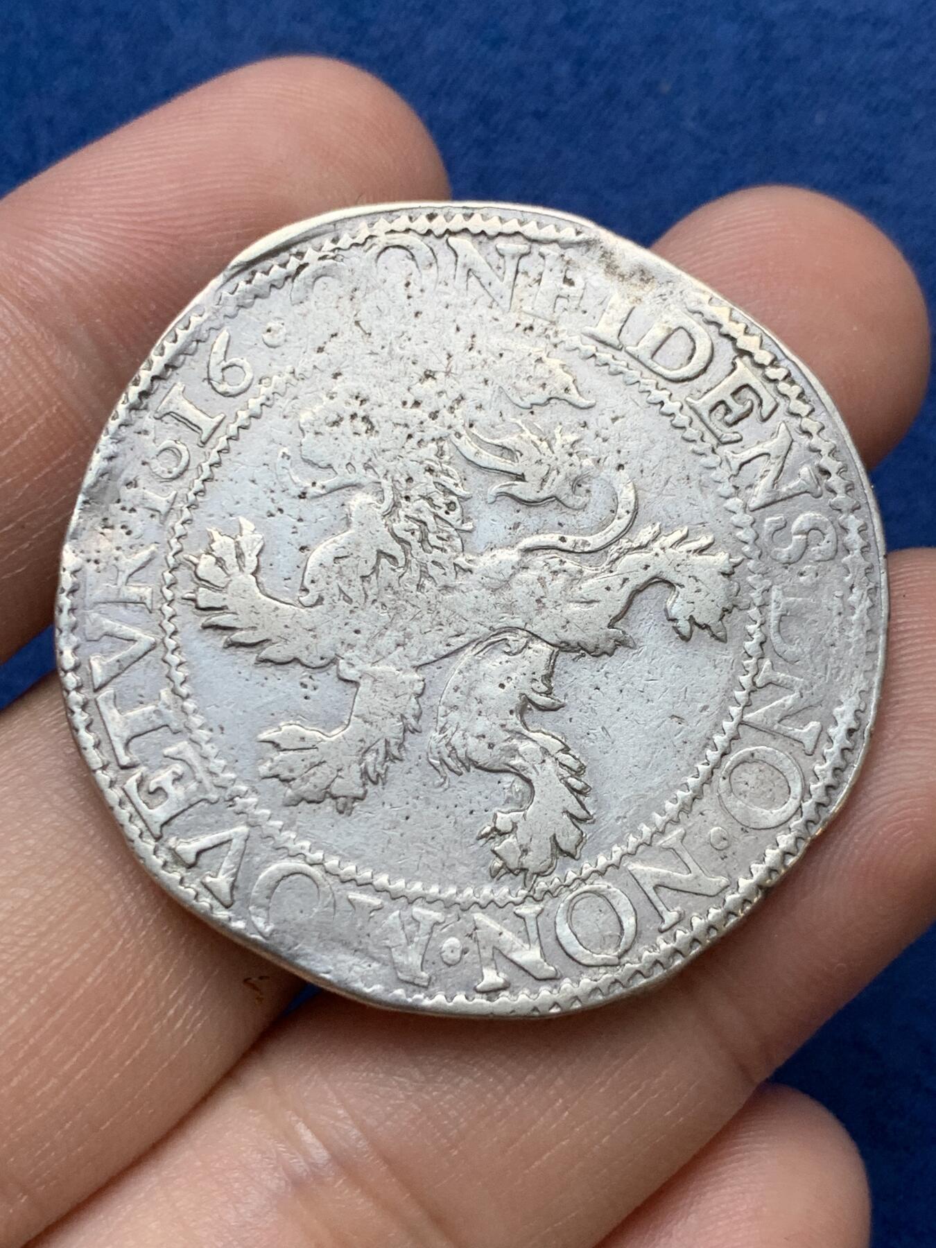 《竞宝斋》第290场- 周日，周一，周二 3场连拍 （全场包邮） 荷兰1616狮洋大银币 正面是站立大狮子 背面是戎装武士 武士人脸清晰 非常难得