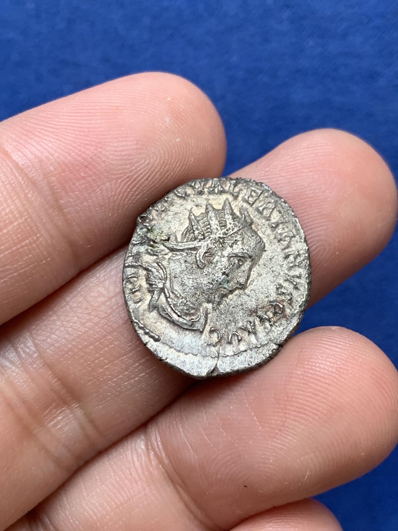 《竞宝斋》第290场- 周日，周一，周二 3场连拍 （全场包邮） 古罗马3世纪危机时期，阿拉伯人皇帝菲利普一世银币，该币属于低银，但品相不错头像清晰 3.05克