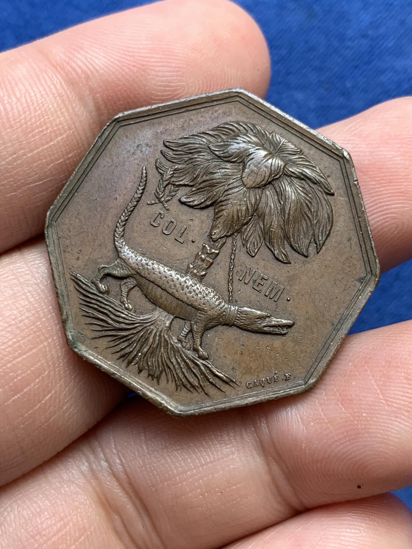 《竞宝斋》第291场- 周日，周一，周二 3场连拍 （全场包邮） 法国加德学院八角铜章，14.28g，32.3mm，1860-1879年蜜蜂+铜标边铭，拿破仑征服埃及纪念章同款鳄鱼