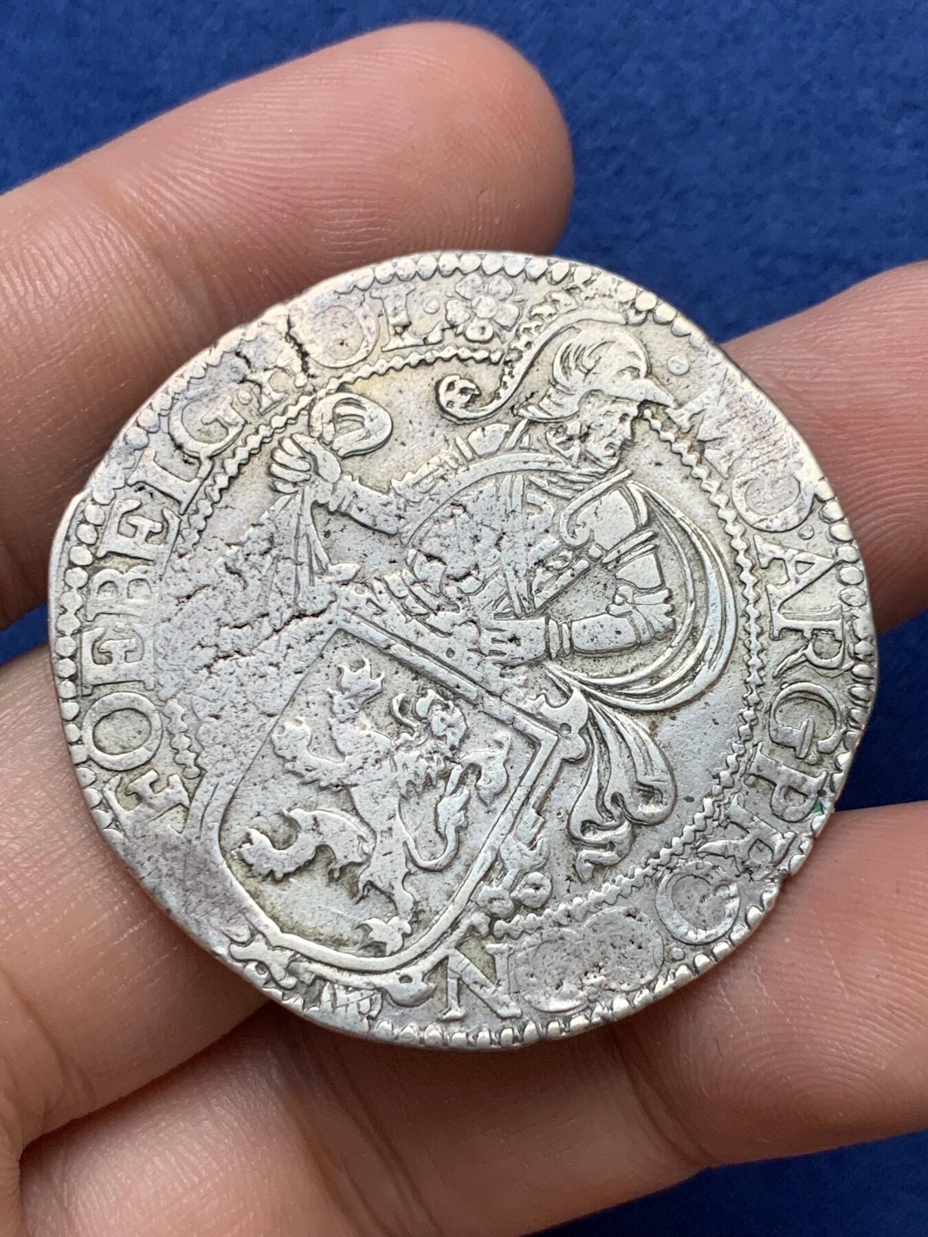 《竞宝斋》第290场- 周日，周一，周二 3场连拍 （全场包邮） 荷兰1616狮洋大银币 正面是站立大狮子 背面是戎装武士 武士人脸清晰 非常难得