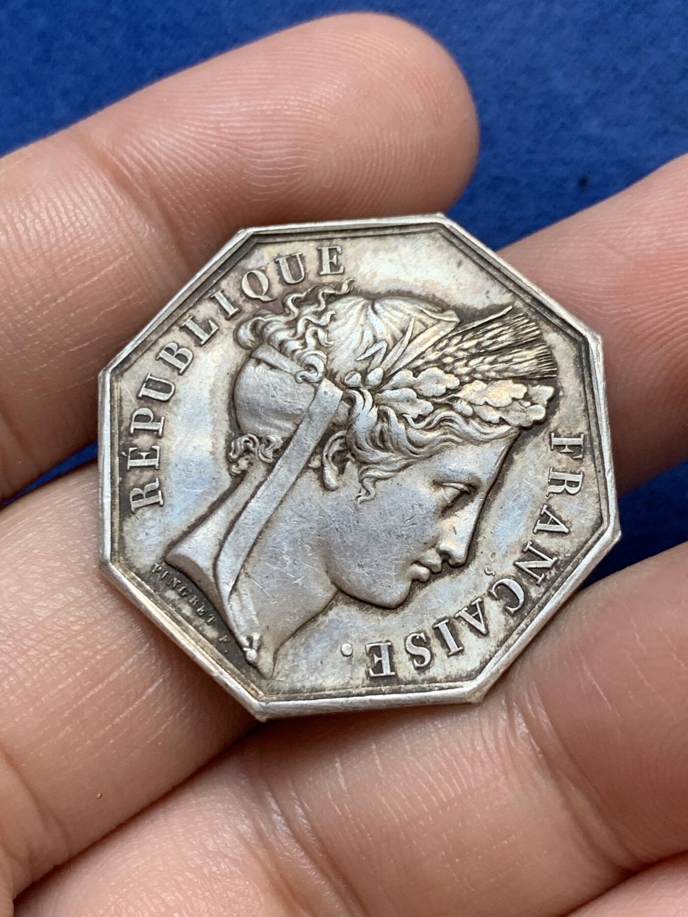 《竞宝斋》第291场- 周日，周一，周二 3场连拍 （全场包邮） 法国阿根廷日报八角银章 直径30.5克 重13.1克 手指边铭