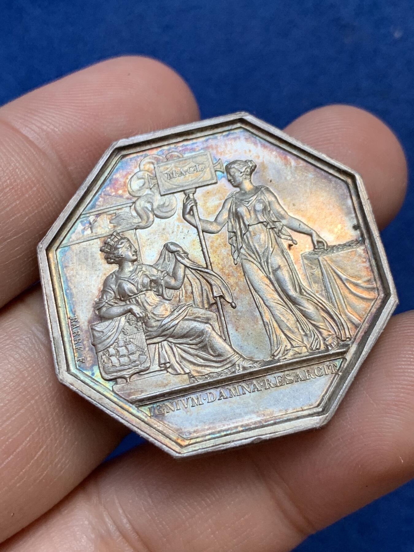 《竞宝斋》第291场- 周日，周一，周二 3场连拍 （全场包邮） 法国巴黎火灾保险公司八角银质代币，23.10g，36.2mm，蜜蜂边铭，边道犀利，厚重