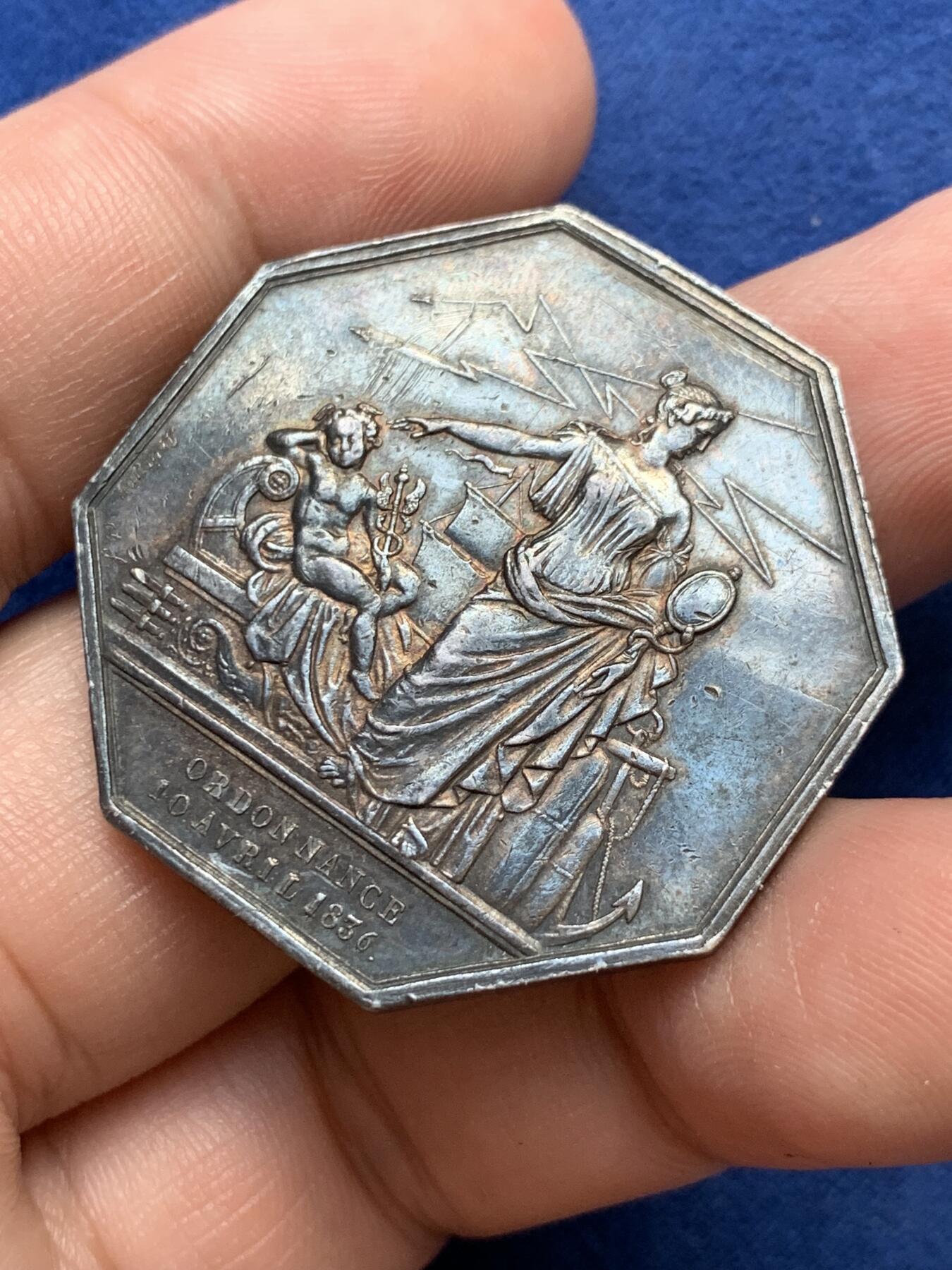 《竞宝斋》第291场- 周日，周一，周二 3场连拍 （全场包邮） 法国八角银质代币，海上保险公司，19.28g，36.3mm，手指边铭