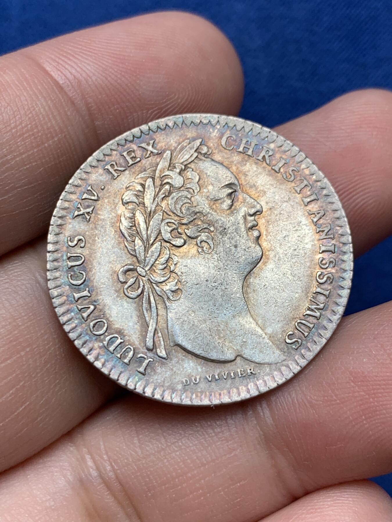 《竞宝斋》第291场- 周日，周一，周二 3场连拍 （全场包邮） 法国1726年路易十五头像诺曼底学院银质代币，8.60g，30.6mm