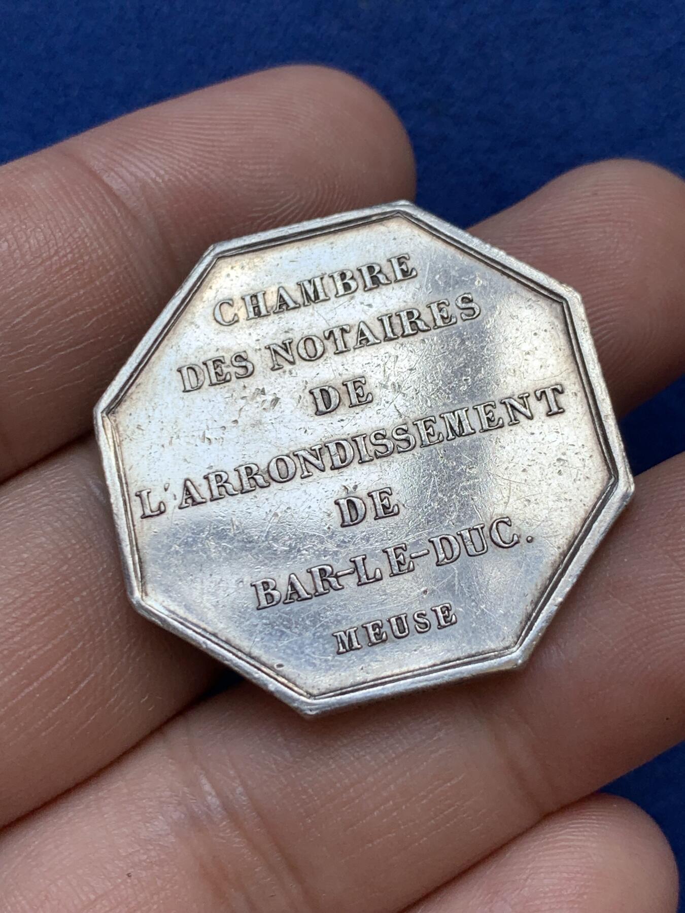 《竞宝斋》第291场- 周日，周一，周二 3场连拍 （全场包邮） 法国巴勒杜克公证人八角银质代币，17.15g，32.6mm，手指边铭