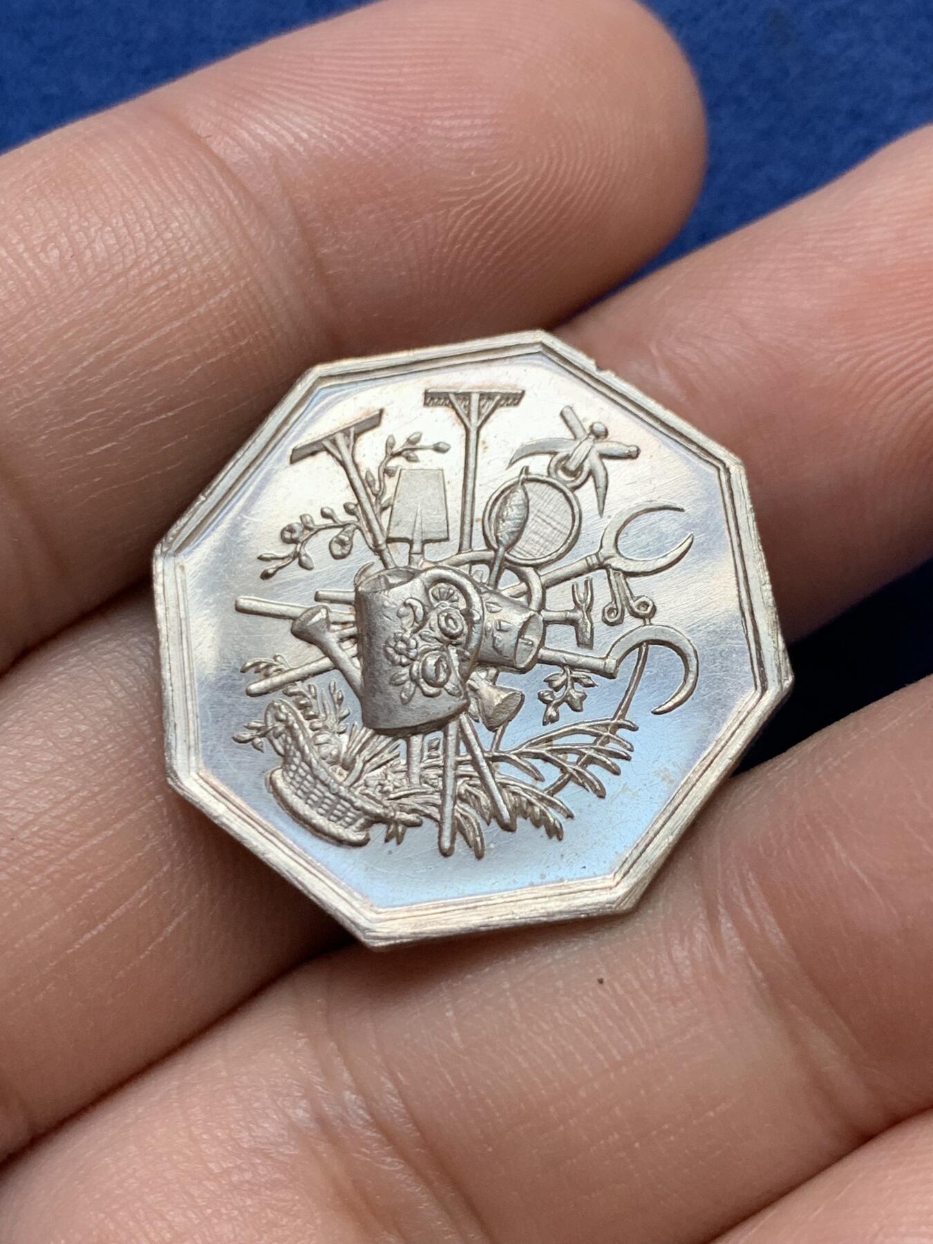 《竞宝斋》第291场- 周日，周一，周二 3场连拍 （全场包邮） 法国奥尔良和卢瓦雷特园艺学会花卉八角银jeton，25.2mm，7.66克，野猪头菱形+ARGENT950/1000边铭