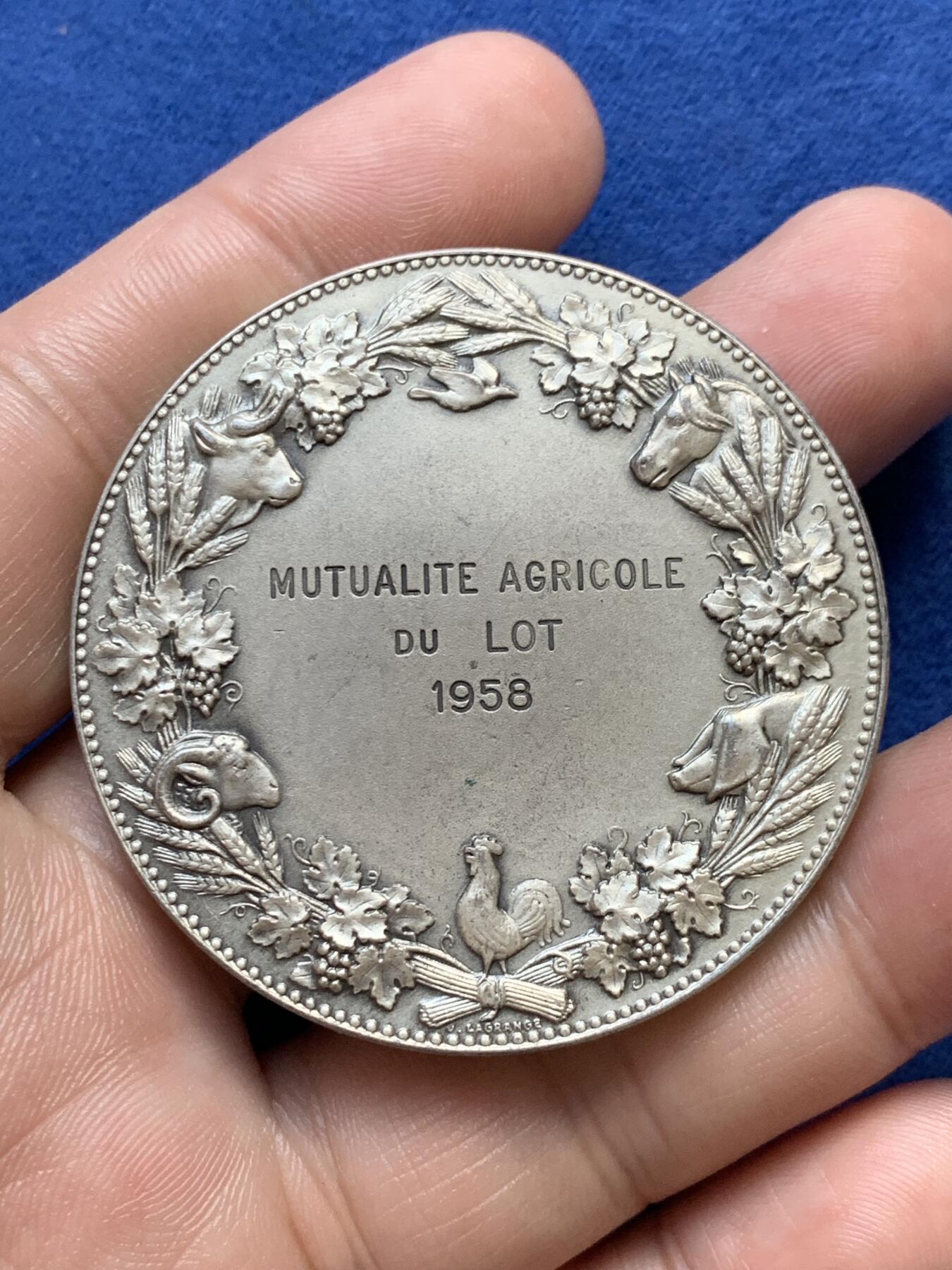 《竞宝斋》第291场- 周日，周一，周二 3场连拍 （全场包邮） 法国银章，农业互助保险，采用谷物女神5法郎的玛丽安娜形象，64.95g，50.4mm，丰饶角1ARGENT边铭