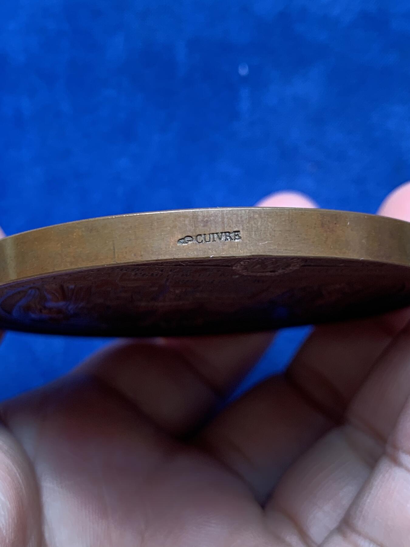 《竞宝斋》第291场- 周日，周一，周二 3场连拍 （全场包邮） 法国1893年初次圣餐、洗礼铜质勋章，152.13g，69.3mm，丰饶角+铜标边铭