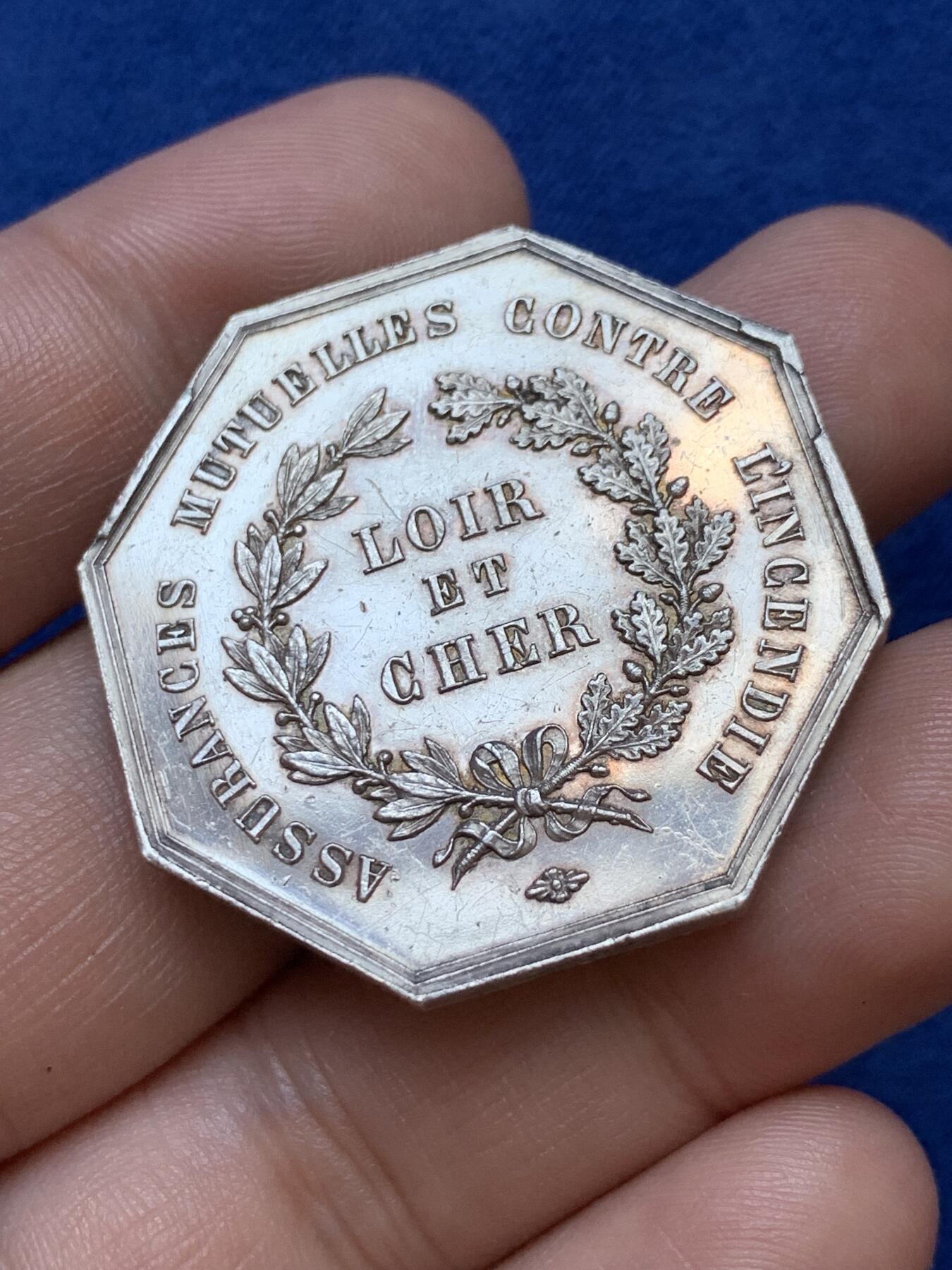 《竞宝斋》第291场- 周日，周一，周二 3场连拍 （全场包邮） 法国卢瓦尔-谢尔省火灾保险公司八角银质代币，避火兽大火龙，21.59g，36.6mm，手指边铭