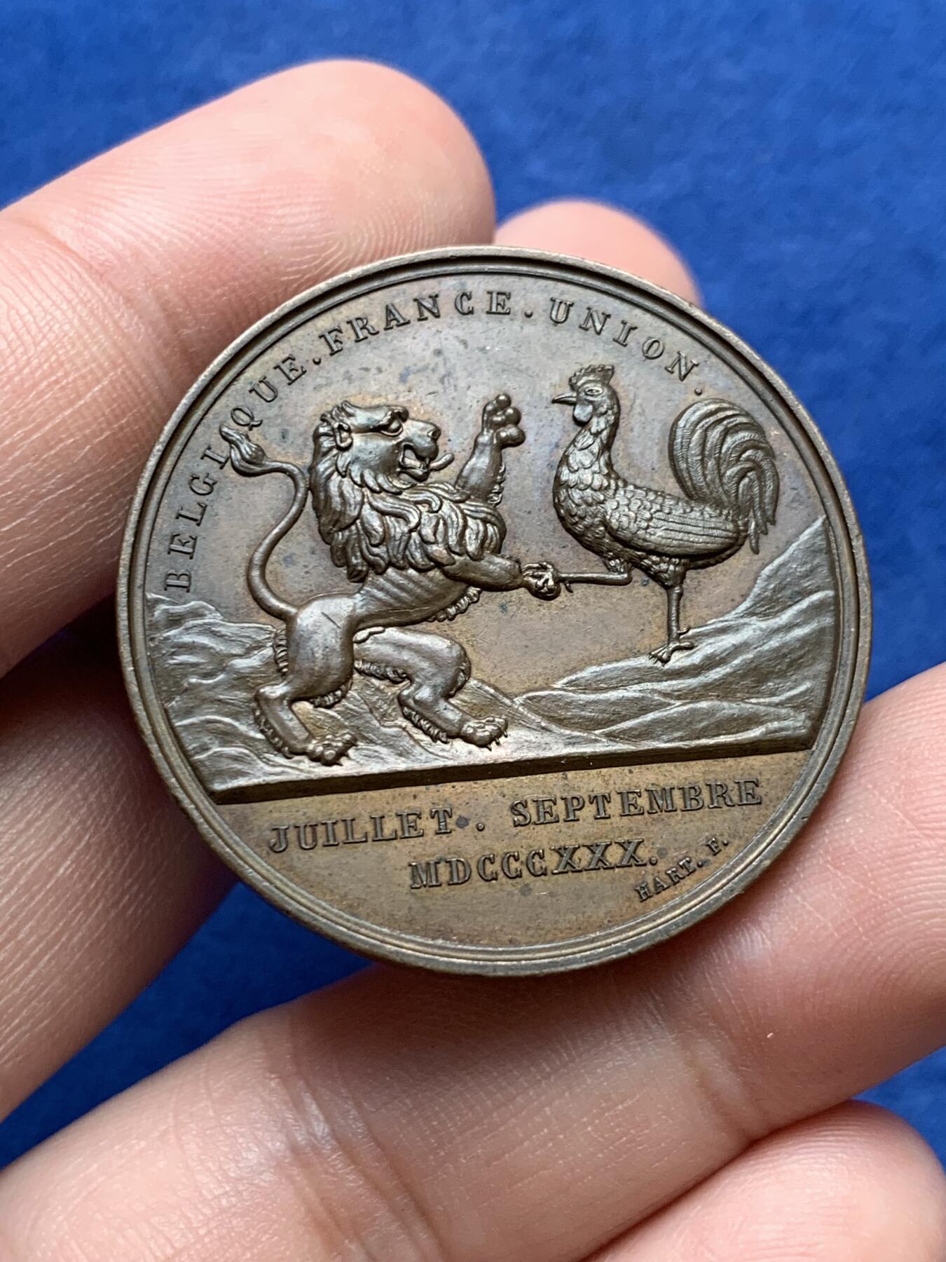 《竞宝斋》第291场- 周日，周一，周二 3场连拍 （全场包邮） 法国1832年支持比利时征服安特卫普纪念铜章，象征两个国家的动物，背面铭文：他们将一起征服和灭亡，20.61g，36.3mm，无边铭