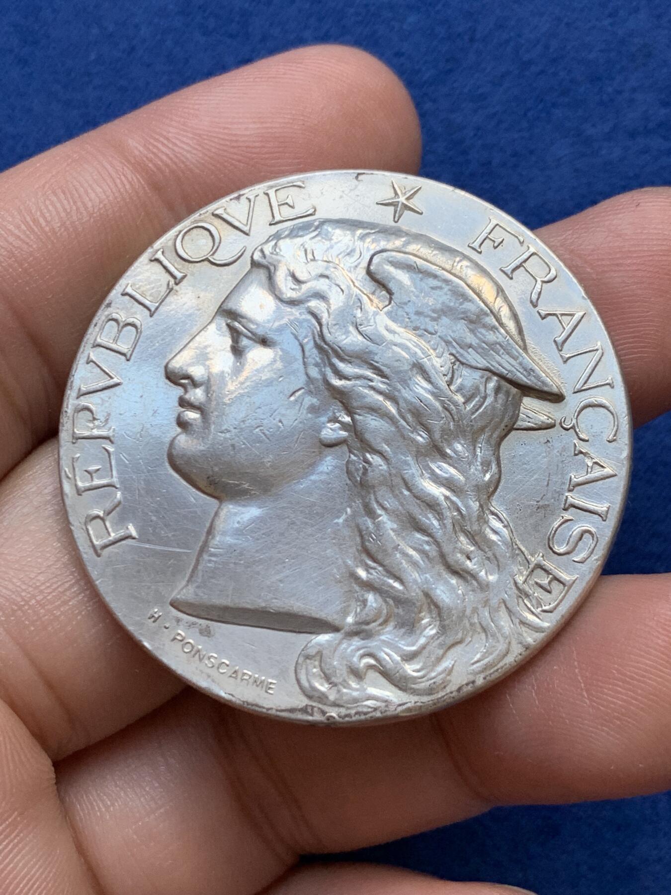 《竞宝斋》第291场- 周日，周一，周二 3场连拍 （全场包邮） 法国 小飞侠 银章 保存的不错 42.1mm 38.37克 丰饶角银标